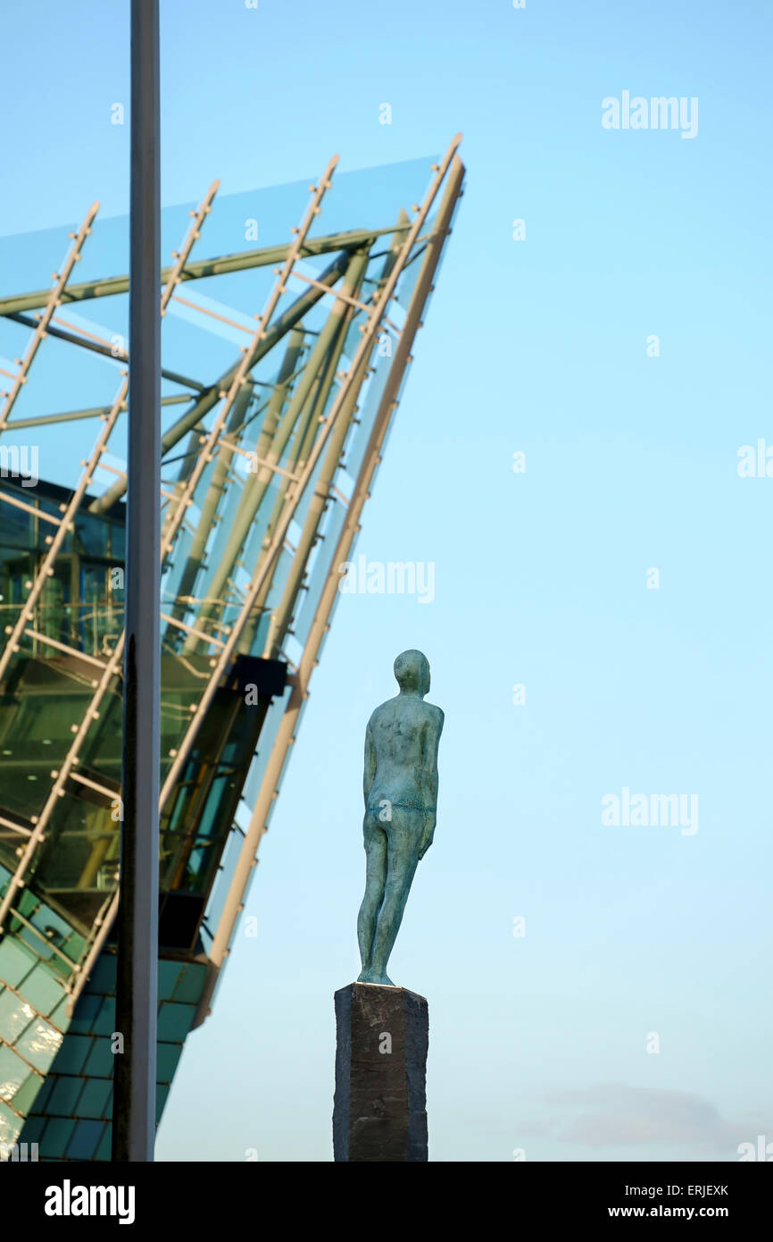 Statua di viaggio & la profonda acquario sul fiume Humber visto da Corporation pier, scafo. Foto Stock