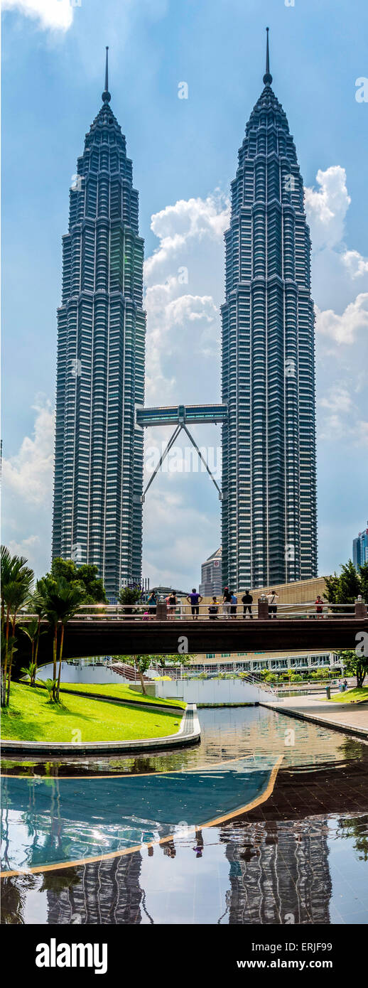 Petronas Twin Towers, Kuala Lumpur, Malesia. taman KLCC (Kuala Lumpur City Centre park) Foto Stock