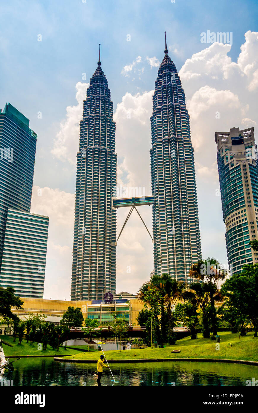 Petronas Twin Towers, Kuala Lumpur, Malesia. taman KLCC (Kuala Lumpur City Centre park) Foto Stock