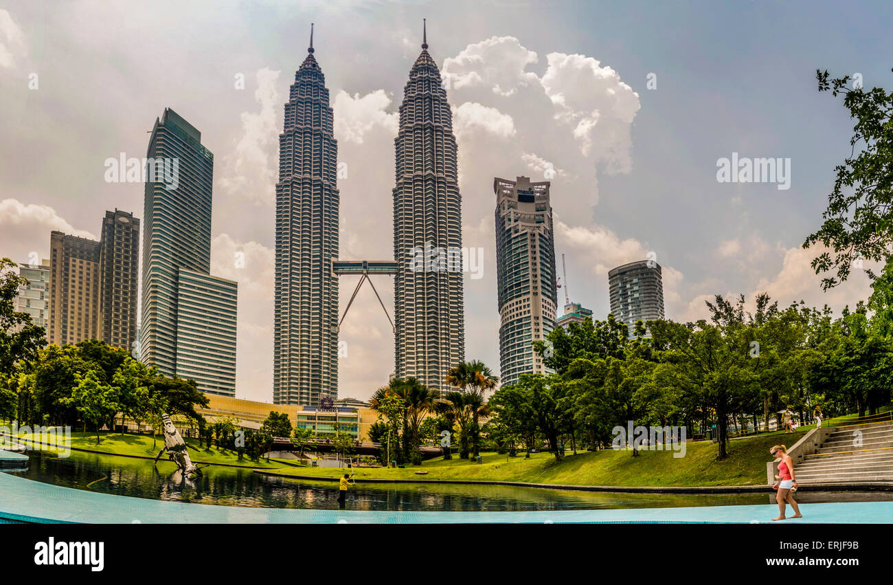 Petronas Twin Towers, Kuala Lumpur, Malesia. Taman KLCC (kuala lumpur City Centre Park) Foto Stock