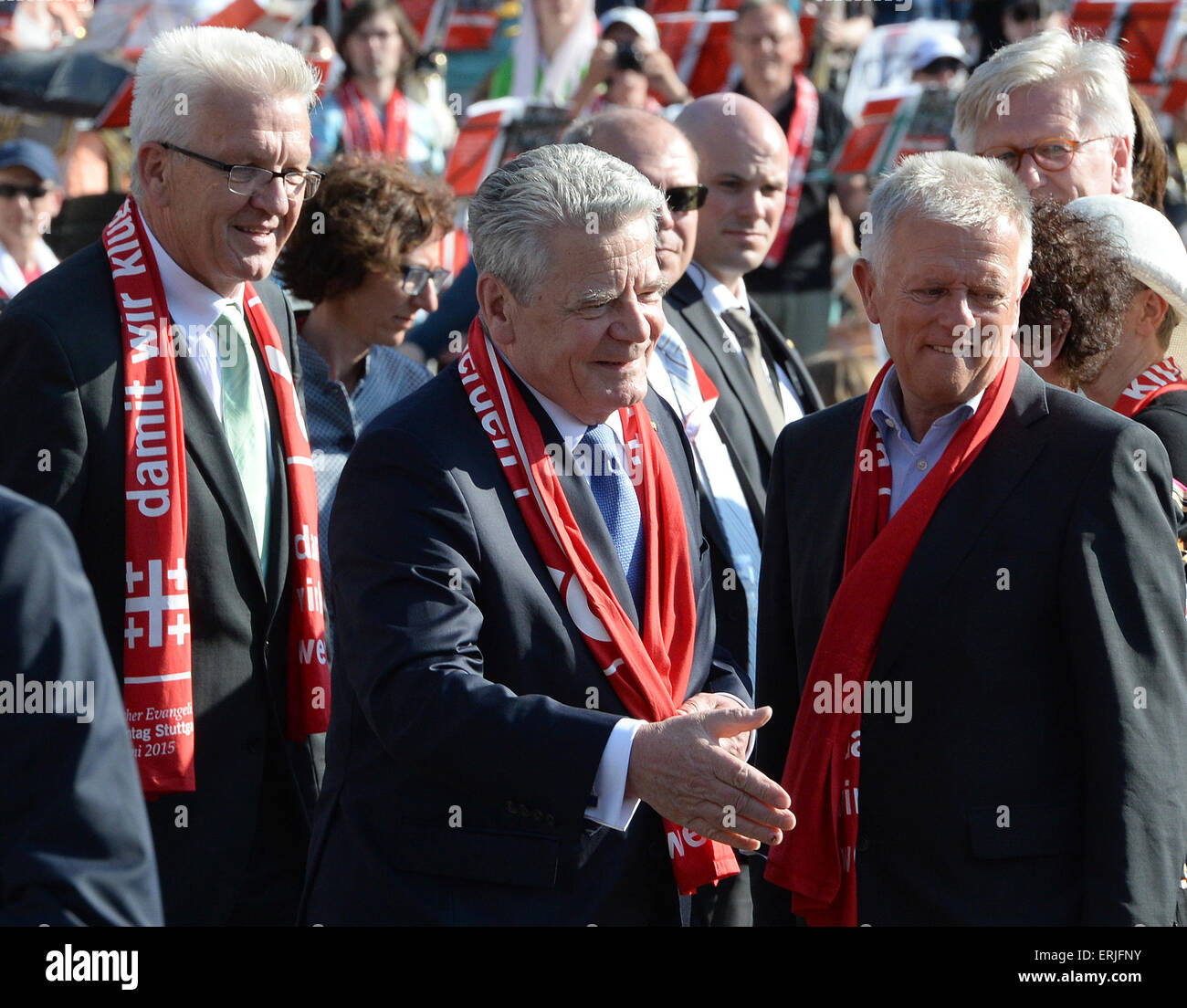 Stuttgart, Germania. 03 Giugno, 2015. Il Presidente tedesco Joachim Gauck (C) Chiesa saluta i partecipanti del Congresso all'apertura servizio di culto al 2015 Chiesa Evangelica Tedesca congresso a Stoccarda, Germania, 03 giugno 2015. Il ministro presidente del Baden-Wuerttemberg Winfried Kretschmann sorge a sinistra e sindaco di Stoccarda Fritz Kuhn si erge a destra. Foto: BERND WEISSBROD/dpa/Alamy Live News Foto Stock