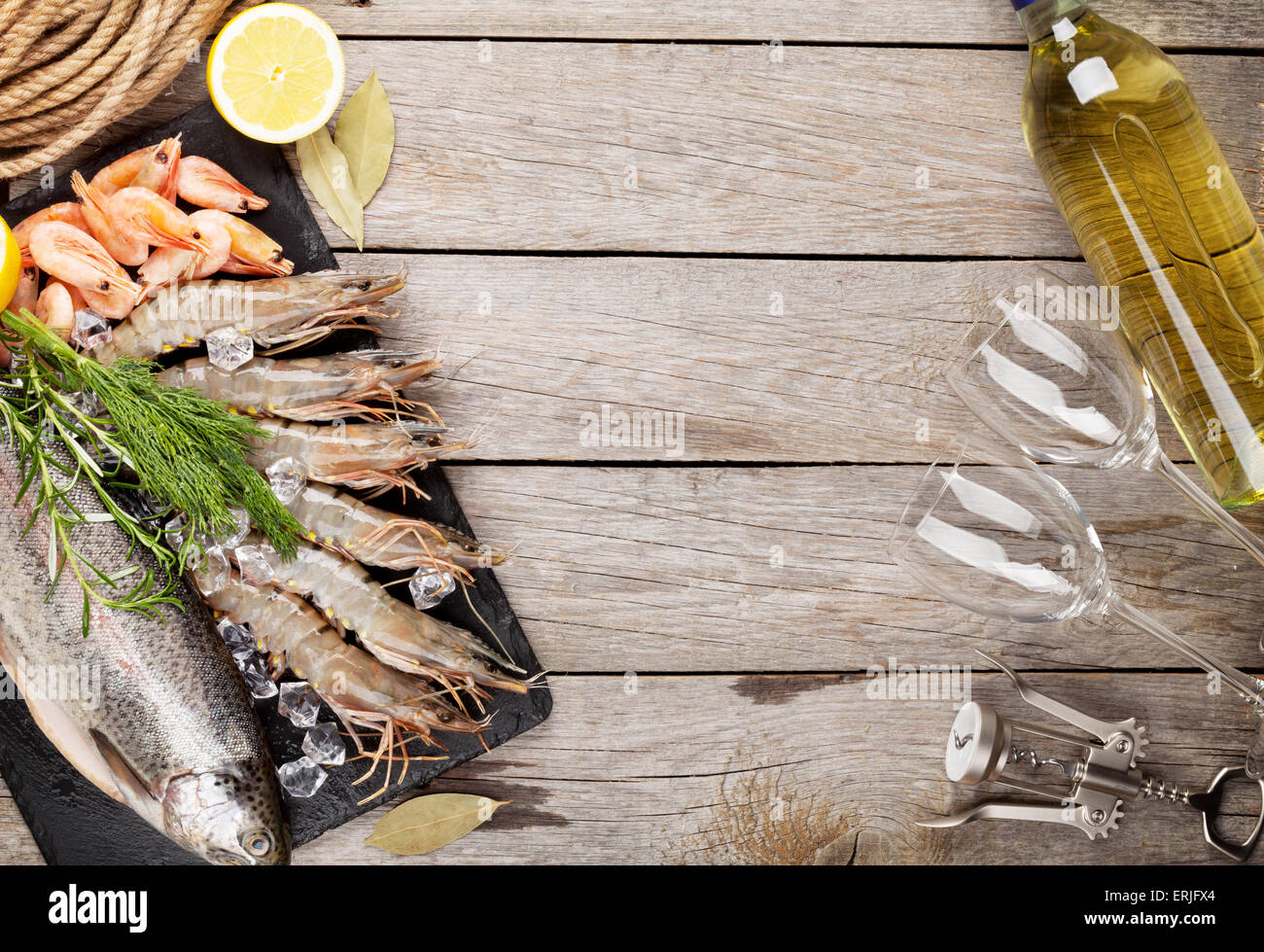 Crudo fresco il cibo del mare con spezie e vino bianco su tavola di legno dello sfondo. Vista da sopra con lo spazio di copia Foto Stock