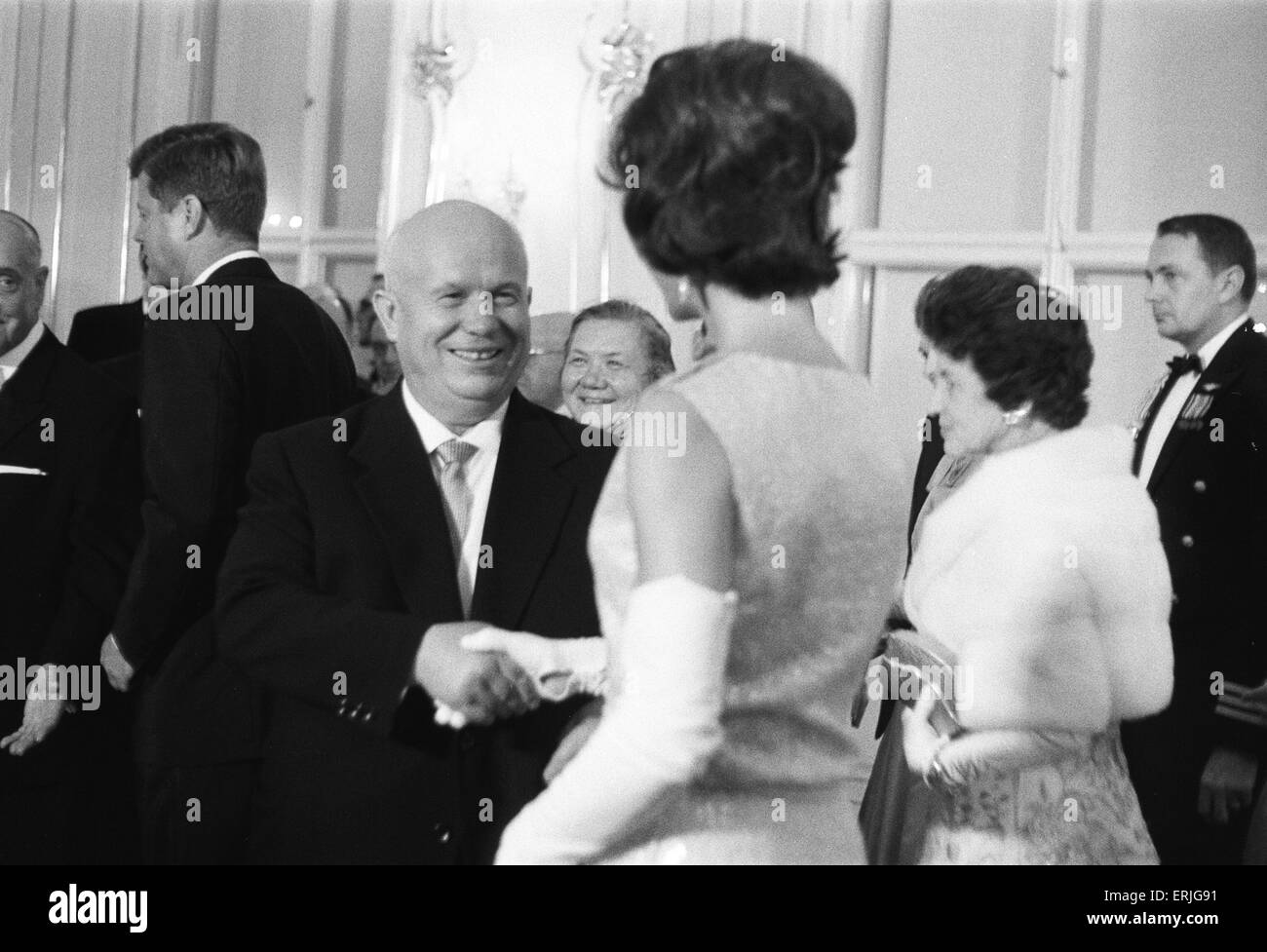 La visita del Presidente americano John F Kennedy a Vienna, Austria per colloqui con il Premier sovietico Nikita Khrushchev. Il Premier sovietico saluta la First Lady Jackie Kennedy. Il 3 giugno 1961. Foto Stock