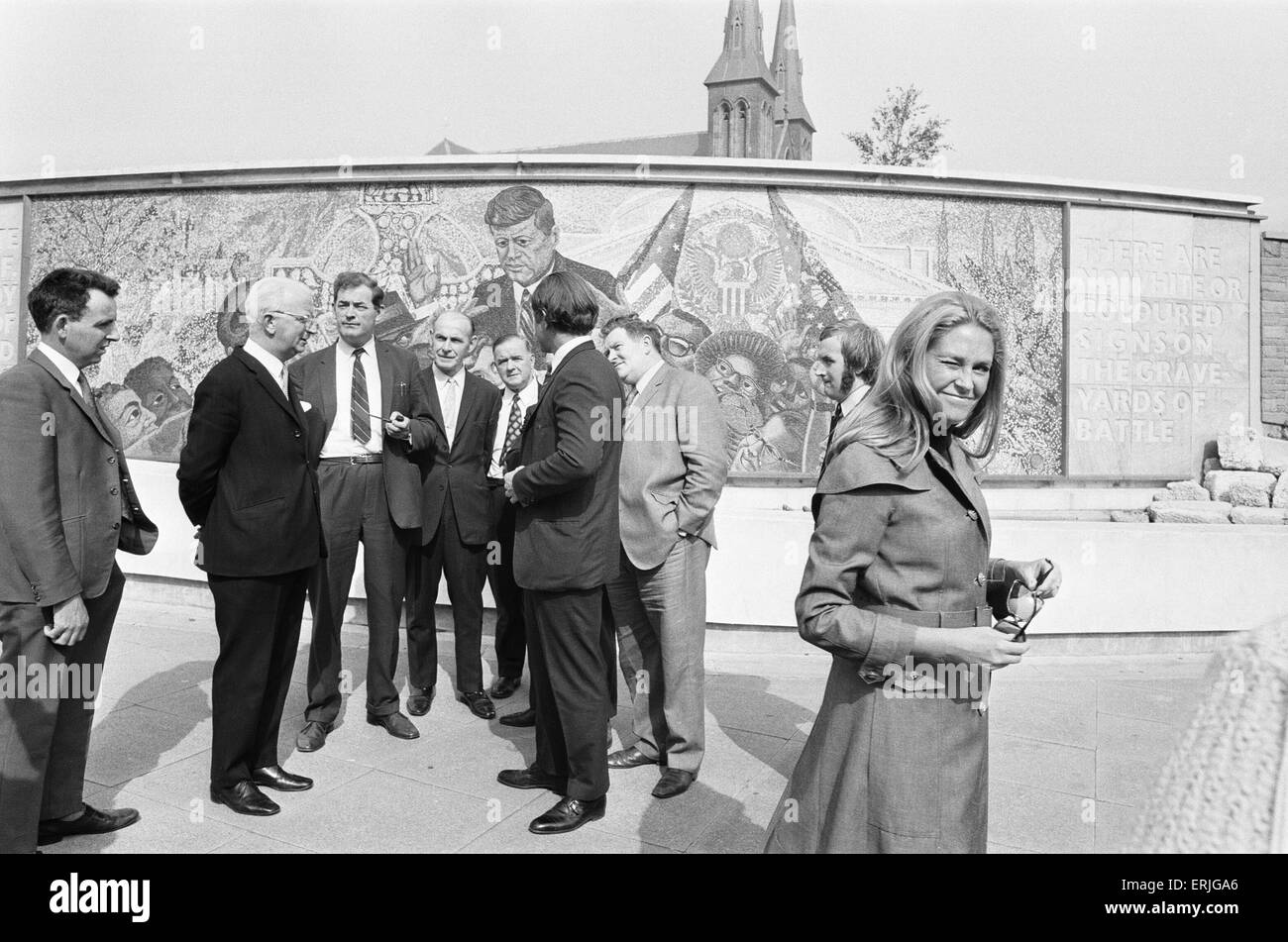 Il senatore Edward Kennedy e il suo partito al memorial a suo fratello Giovanni, in St Chad's Circus, Birmingham, durante la sua visita alle Midlands. Con lui è la moglie Joan, e il Signor Jim O'Donnell (seconda a sinistra) presidente della Irish Development Association che impostare il Presidente John F. Kennedy Memorial Comitato. 13 Settembre 1971 Foto Stock