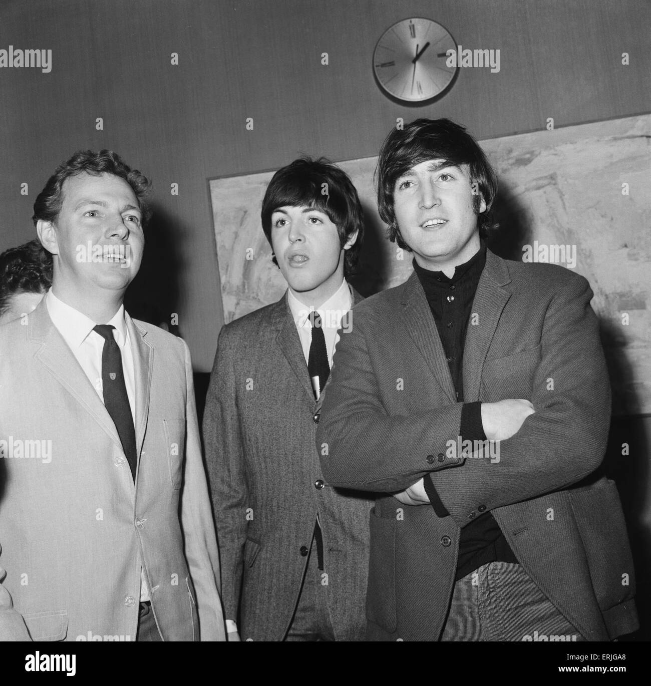 John Lennon e Paul McCartney backstage durante le riprese di un programma televisivo. Circa 1965. Foto Stock