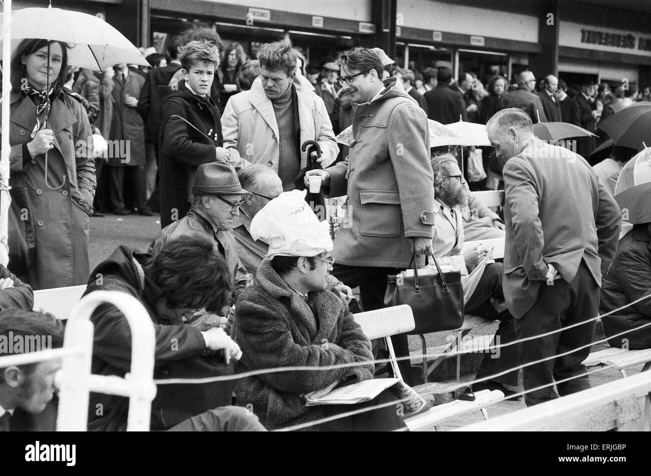 Tour Australiano della Gran Bretagna per la cenere. Prima della seconda giornata di test al Lords tra Inghilterra e Australia. Spettatori prendere la copertura dalla pioggia sotto gli ombrelloni. Il 22 giugno 1972. Foto Stock
