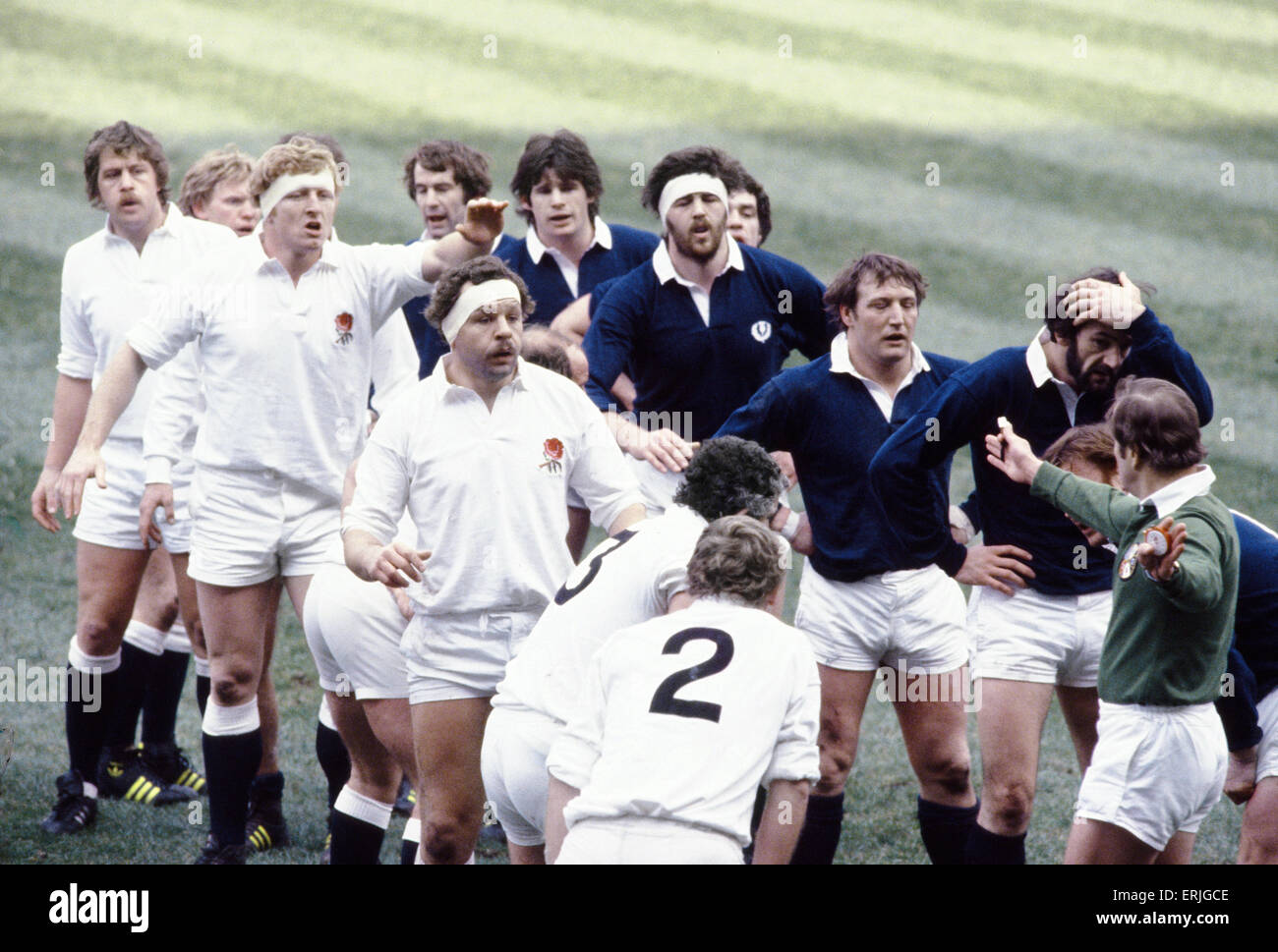 Il Rugby 5 Nazioni partita internazionale a Twickenham. Inghilterra 23 v Scozia 17. L'Inghilterra del Bill Beaumont nel lineout. Il 21 febbraio 1981. Foto Stock