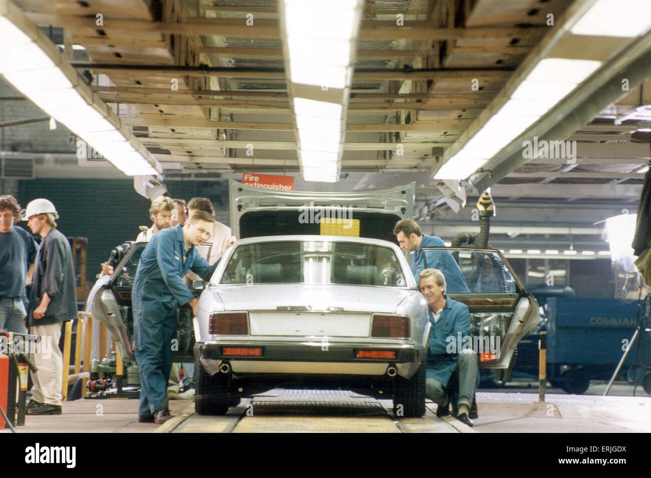 L'ultimo Jaguar XJ6 ad essere costruita sulla vecchia linea di produzione raggiunge la fine della traccia. Jaguar è investire £ 8,5 milioni in strappando e sostituendo la propria linea di produzione alla sua Brown's Lane impianto. 8 Luglio 1993 Foto Stock