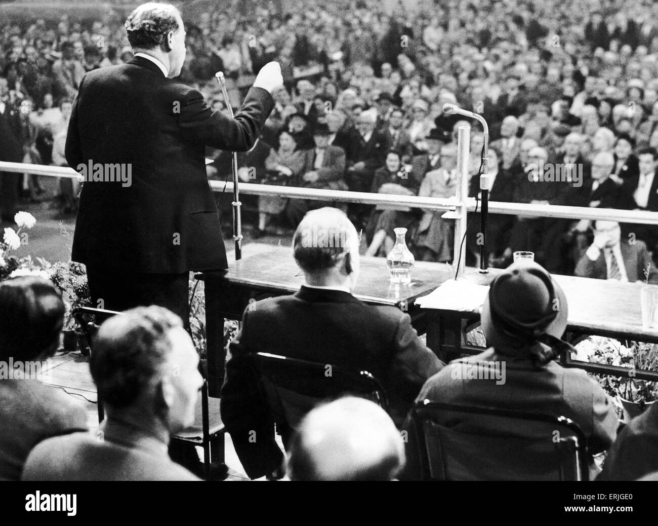 Leader del partito laburista Hugh Gaitskell risolve una grande folla in St Martins Market Hall di Birmingham durante la campagna elettorale. Settembre 1959. Foto Stock