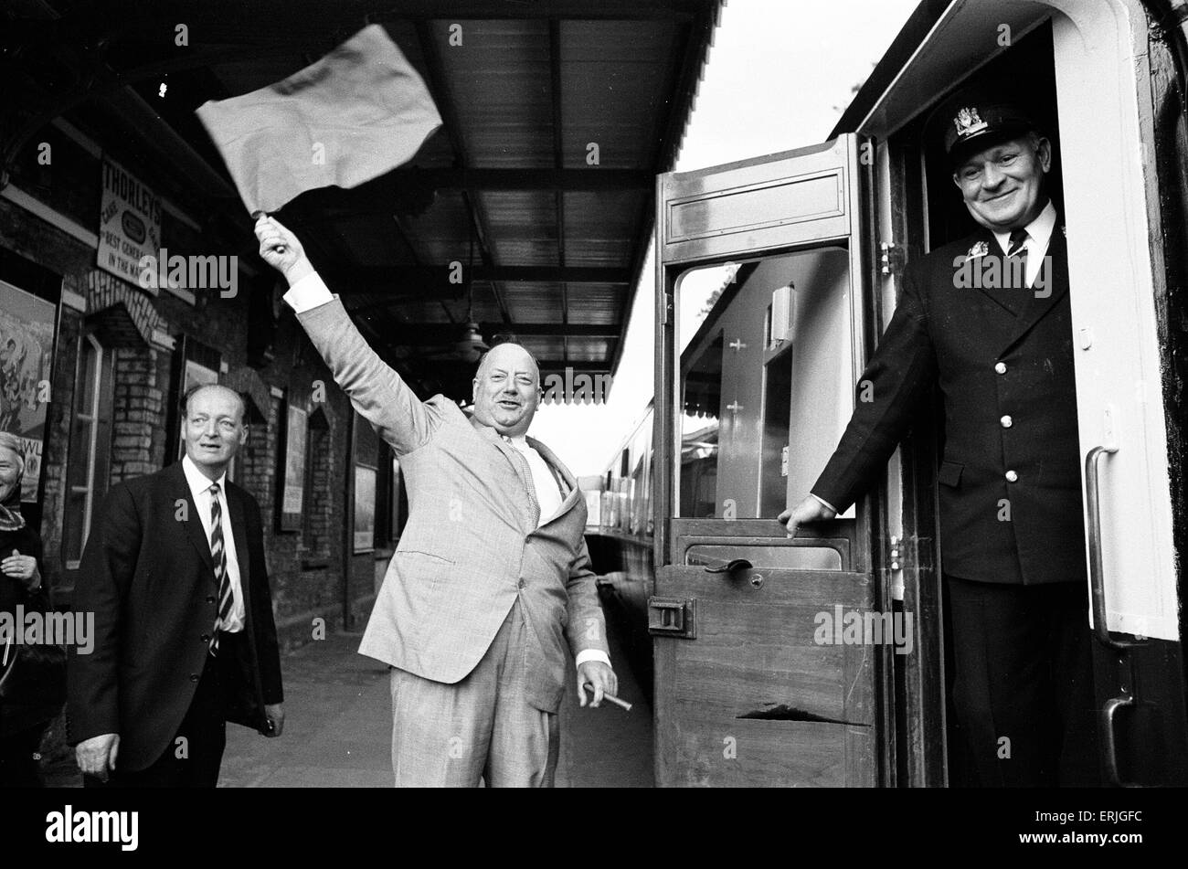 Dr Richard Beeching, Presidente della British Railways, riapre il Dart Valley Railway, South Devon Railway, 21 maggio 1969. Egli è diventato un nome familiare in Gran Bretagna nei primi anni Sessanta per la sua relazione "Il rimodellamento delle ferrovie britanniche', comunemente denominato "Beeching Report', che ha comportato profondi cambiamenti nella rete ferroviaria, conosciuto popolarmente come il Beeching Ax. Foto Stock