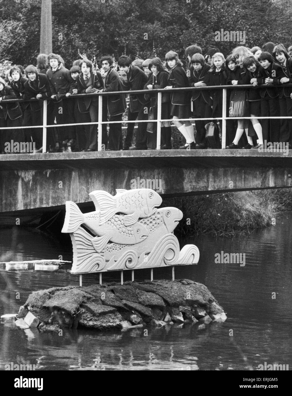 Una scultura per commemorare il 21° anniversario di Whitley Abbey School, Coventry è stato posto su un isola nel lago di scuola. La scultura a forma di pesce è stato progettato e lavorato da due membri del personale di arte, sig. Ronald Brown e Andrew S Foto Stock