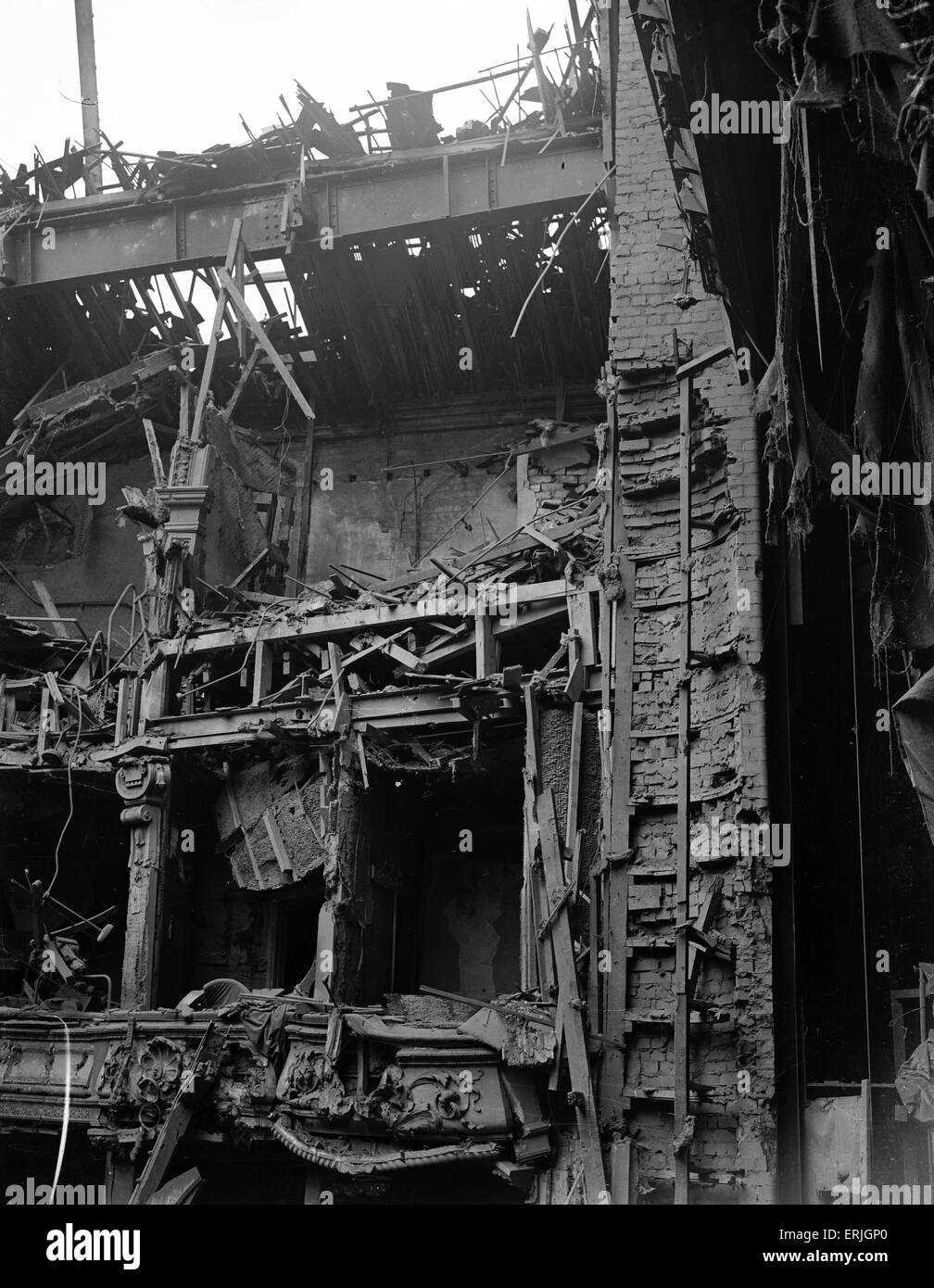 Il Prince of Wales Theatre, Broad Street, Birmingham, è stato vittima di una delle prime incursioni aeree su Birmingham quando ha preso un colpo diretto il 9 aprile 1941, distruggendo completamente l' auditorium e interni. Nella foto il 10 aprile 1941. Foto Stock