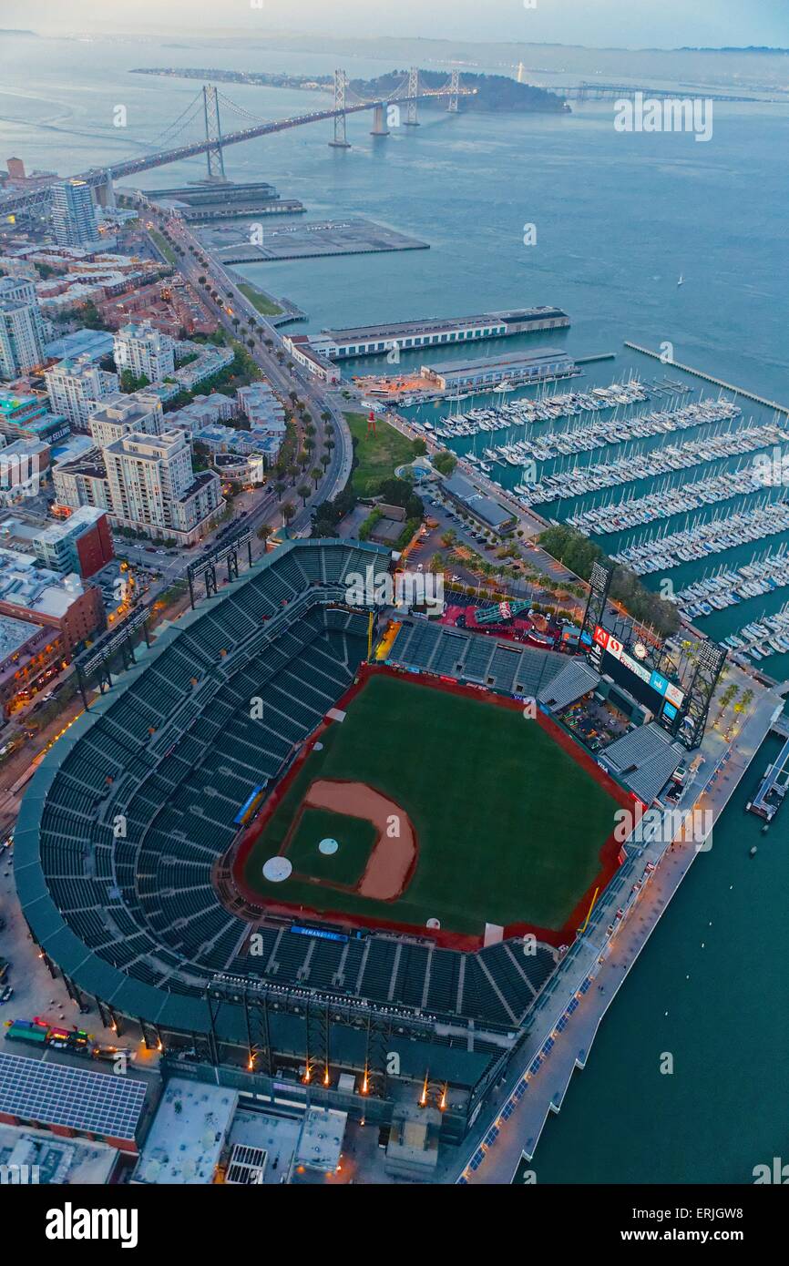 Vista aerea su AT&T Park e il Ponte della Baia di San Francisco al tramonto Foto Stock