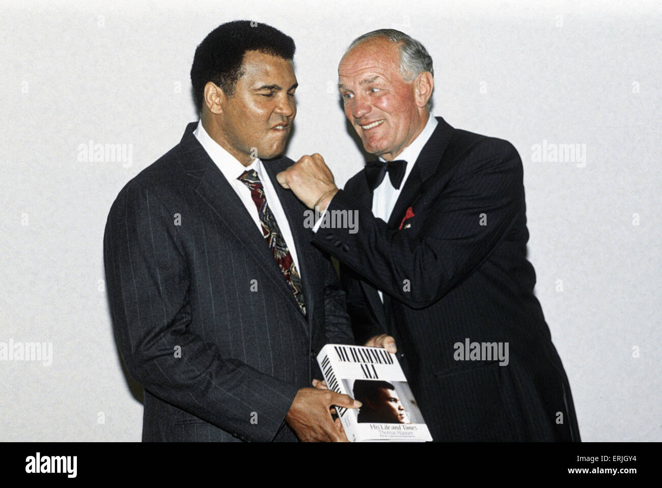 Il leggendario American boxer Muhammad Ali, ex Cassio argilla e in Gran Bretagna da Henry Cooper che ha combattuto nel 1963 e 1966, pongono insieme. Giugno 1992 Foto Stock