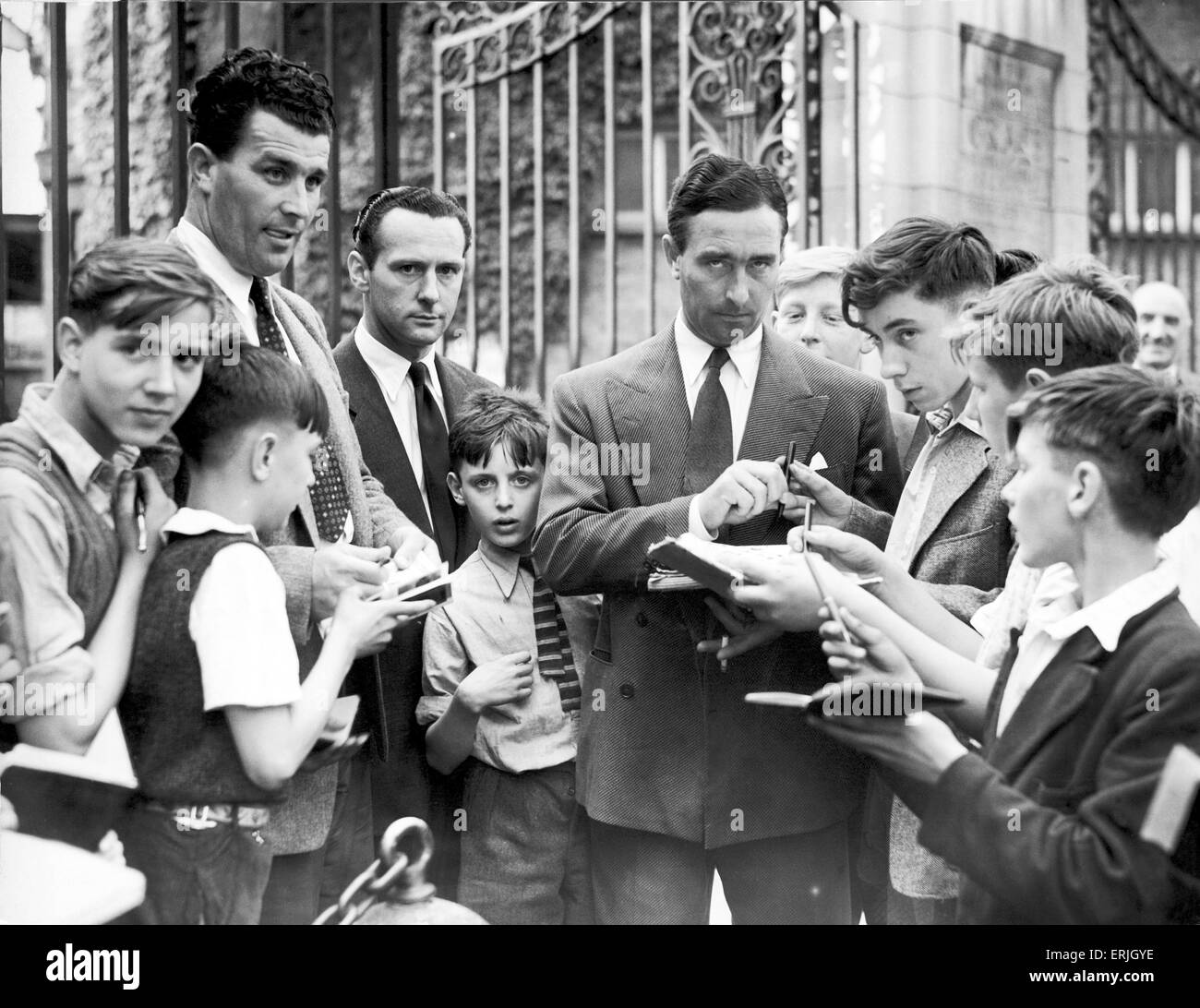 Il Compton fratelli, Denis e Leslie, beseiged dai cacciatori di autografi a Lord's Cricket Ground. 11 giugno 1952. Foto Stock