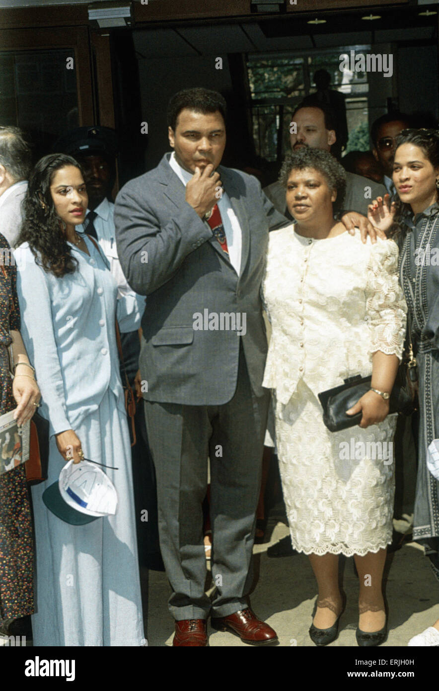 Muhammad Ali al di fuori di San Bartolomeo del Ospedale con le sue figlie Jamillah, Rasheeda e Michael Watson madre Joan. 26 Maggio 1992 Foto Stock