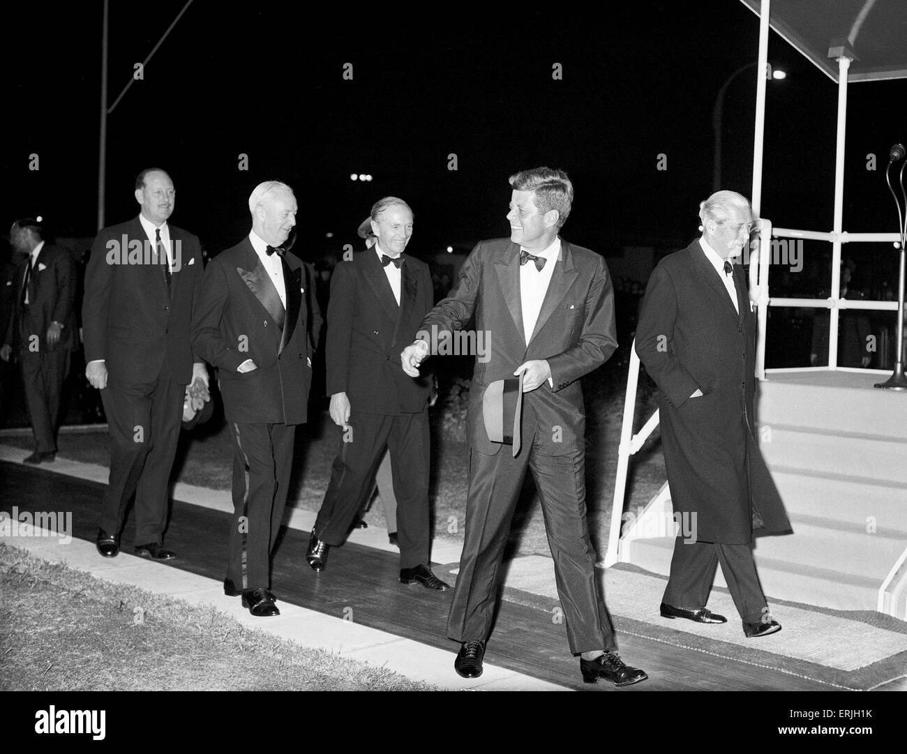 Secondo giorno della visita del Presidente americano John F Kennedy e sua moglie Jackie a Londra, Inghilterra. Il Presidente americano ha accompagnato dal Primo ministro britannico Harold Macmillan, Segretario agli Affari Esteri Alec Douglas-Home e l ambasciatore statunitense per il Regno Unito David K. E. Bruce all'Aeroporto di Londra pronto per tornare a Washington a seguito di una cena privata con la regina. 5 Giugno 1961. Foto Stock