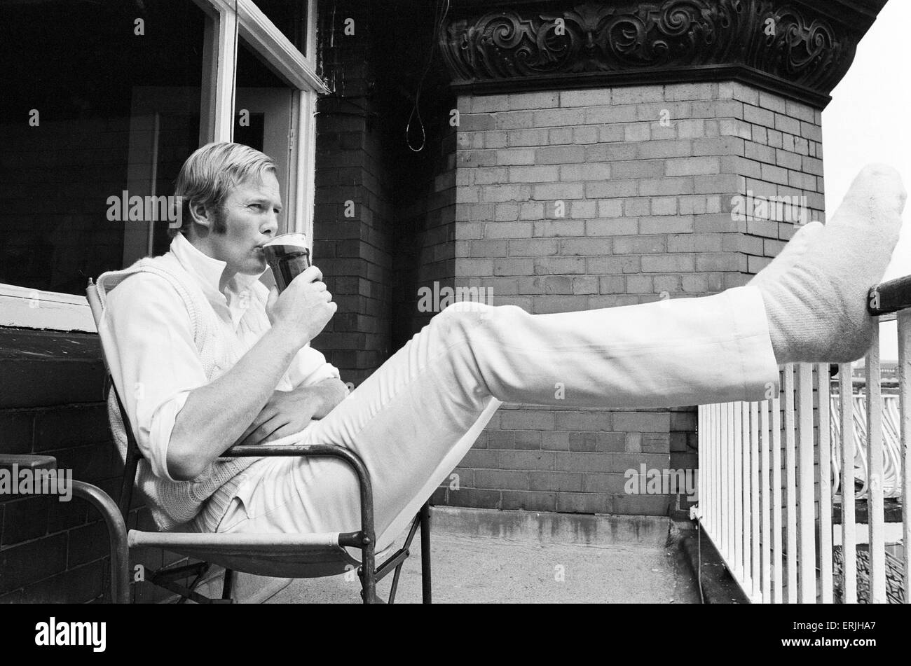 Tour Australiano della Gran Bretagna per la cenere. Primo test match a Old Trafford tra Inghilterra e Australia. Il Daddy Long Legs dell'Inghilterra lato Greig Tony prende un meritato bicchiere di birra dopo la partita era finita. 13 giugno 1972. Foto Stock
