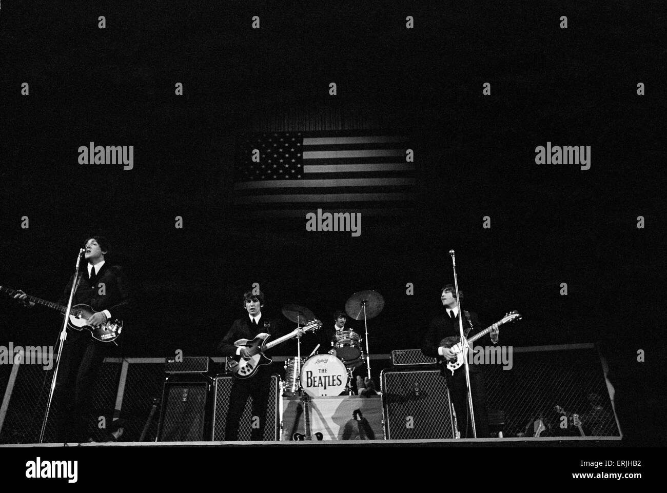 British pop group The Beatles esibirsi sul palco al Cow Palace di San Francisco in California durante il loro tour del Nord America. Da sinistra a destra: Paul McCartney, George Harrison e Ringo Starr e John Lennon. 19 Agosto 1964 Foto Stock