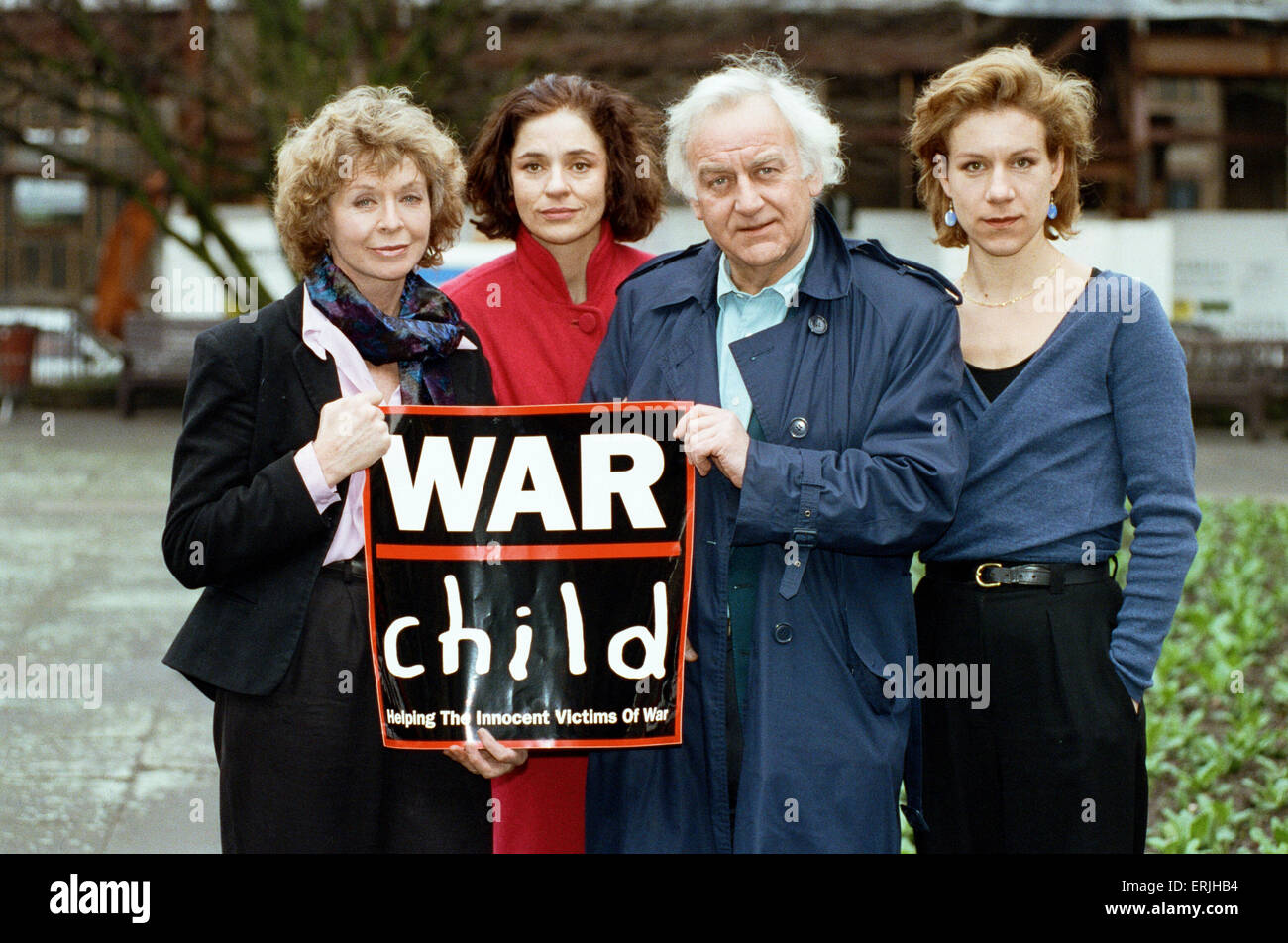 I sostenitori della guerra di carità per bambini John Shaw (terzo da sinistra) e Juliet Stevenson (a destra). War Child è stata fondata nel 1993 da British filmmaker Bill Leeson e David Wilson quando essi tornarono da catturare nella guerra nella ex Jugoslavia. Nel 1993 la prima guerra bambino convoglio con attrezzature e cibo per eseguire una panetteria mobile si è recato in ex Iugoslavia. War Child Paesi Bassi è stata fondata poco dopo nel 1994 da Willemijn Verloop quando ha incontrato la musicoterapia professor Nigel Osborne durante la guerra in Bosnia; War Child Holland programmi hanno da sempre focalizzato sull aiuto psico-sociale. War Child Foto Stock