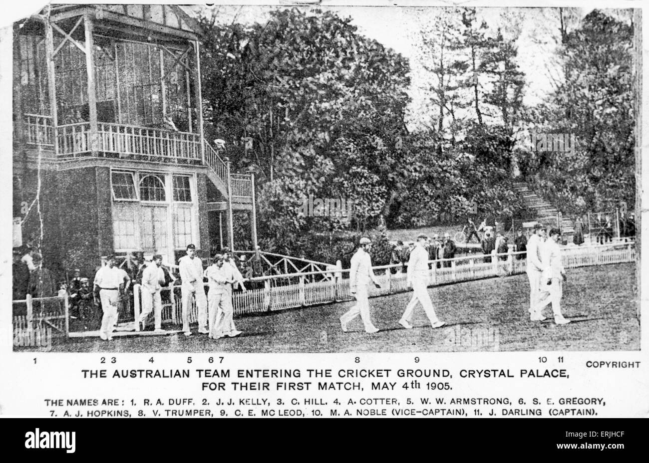 Tour Australiano della Gran Bretagna per la cenere. Colleghi di Inghilterra v Australia corrisponde al Crystal Palace, in Australia la prima partita del loro tour. La squadra australiana entra nel campo, 4 maggio 1905. Foto Stock