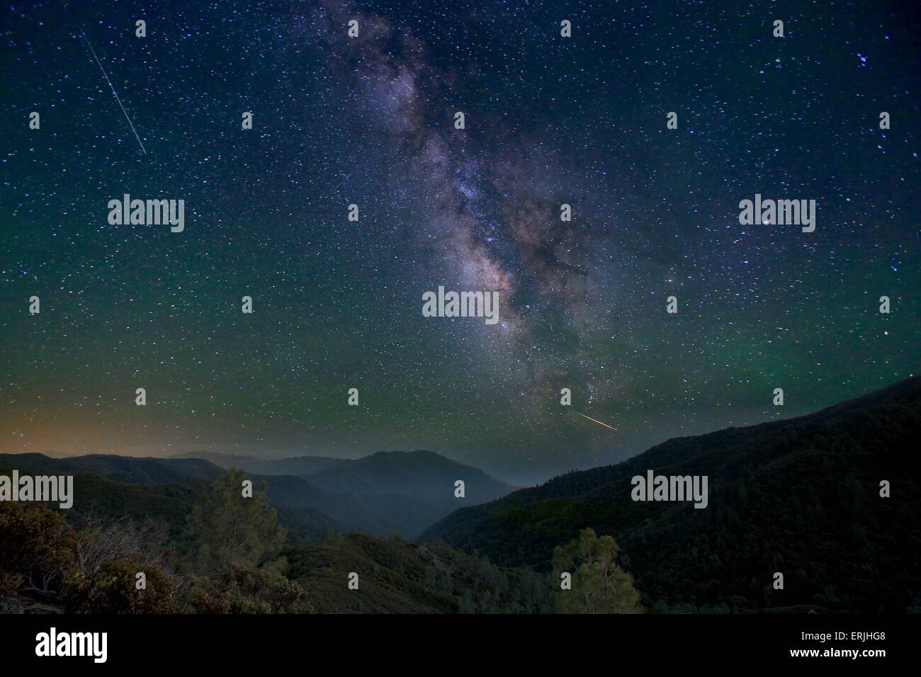 Vista incredibile della Via Lattea e le stelle cadenti sul Big Sur, California Foto Stock