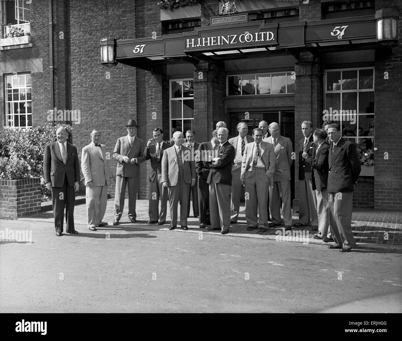 Tour Australiano della Gran Bretagna per la cenere. Qui sono nella foto durante la loro visita alla fabbrica di Heinz. Agosto 1953. Foto Stock