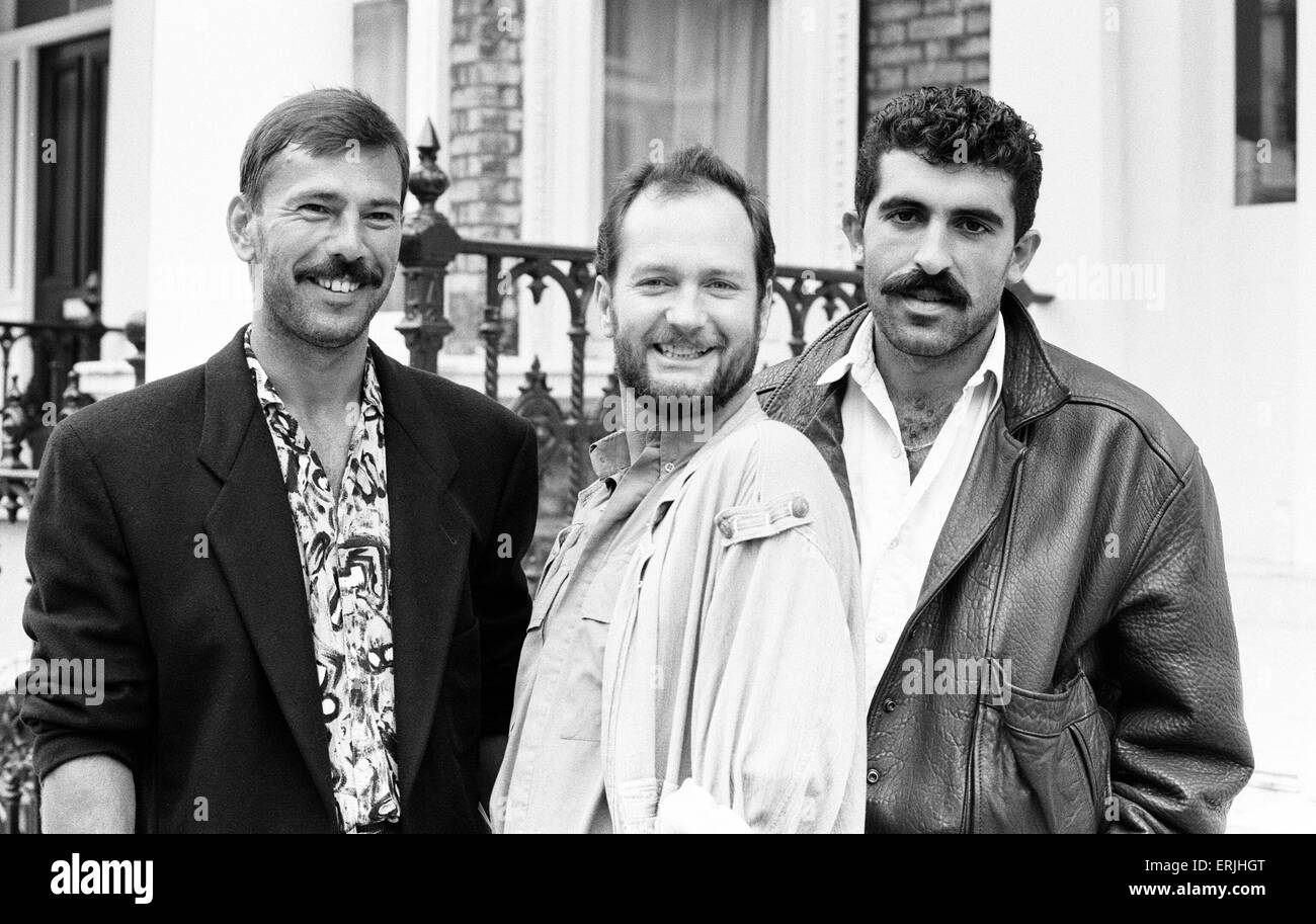 Kenny Everett , comico, con fidanzati, Nikolai Grishanovich (sinistra) e Pepe Flores (a destra), nella foto insieme al di fuori della loro casa a South Kensington, Londra, mercoledì 31 ottobre 1985. Foto Stock