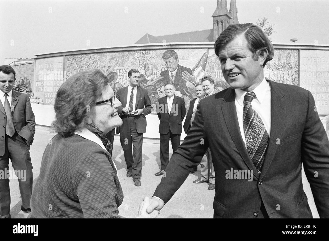 Il senatore Edward Kennedy e il suo partito al memorial a suo fratello Giovanni, in St Chad's Circus, Birmingham, durante la sua visita alle Midlands. La nostra immagine mostra: Il senatore Kennedy sale riunioni locali durante la sua visita. 13 Settembre 1971 Foto Stock