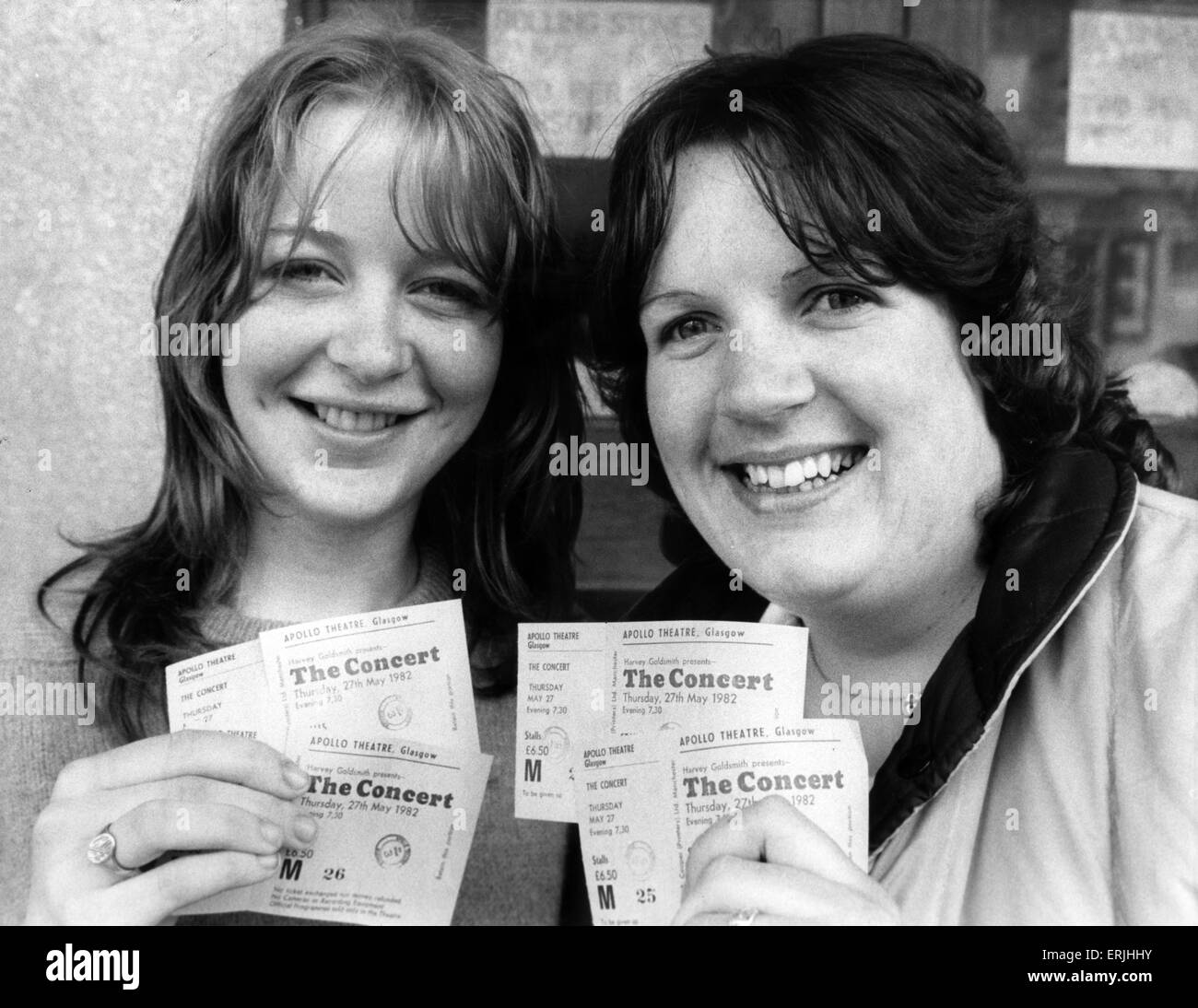 Per tutti i fan del rock Carol Morton (sinistra) e Pearl Meenagh, primo in coda per Rolling Stones biglietti al di fuori del centro di Apollo, Glasgow, Scozia, 20 maggio 1982. Foto Stock