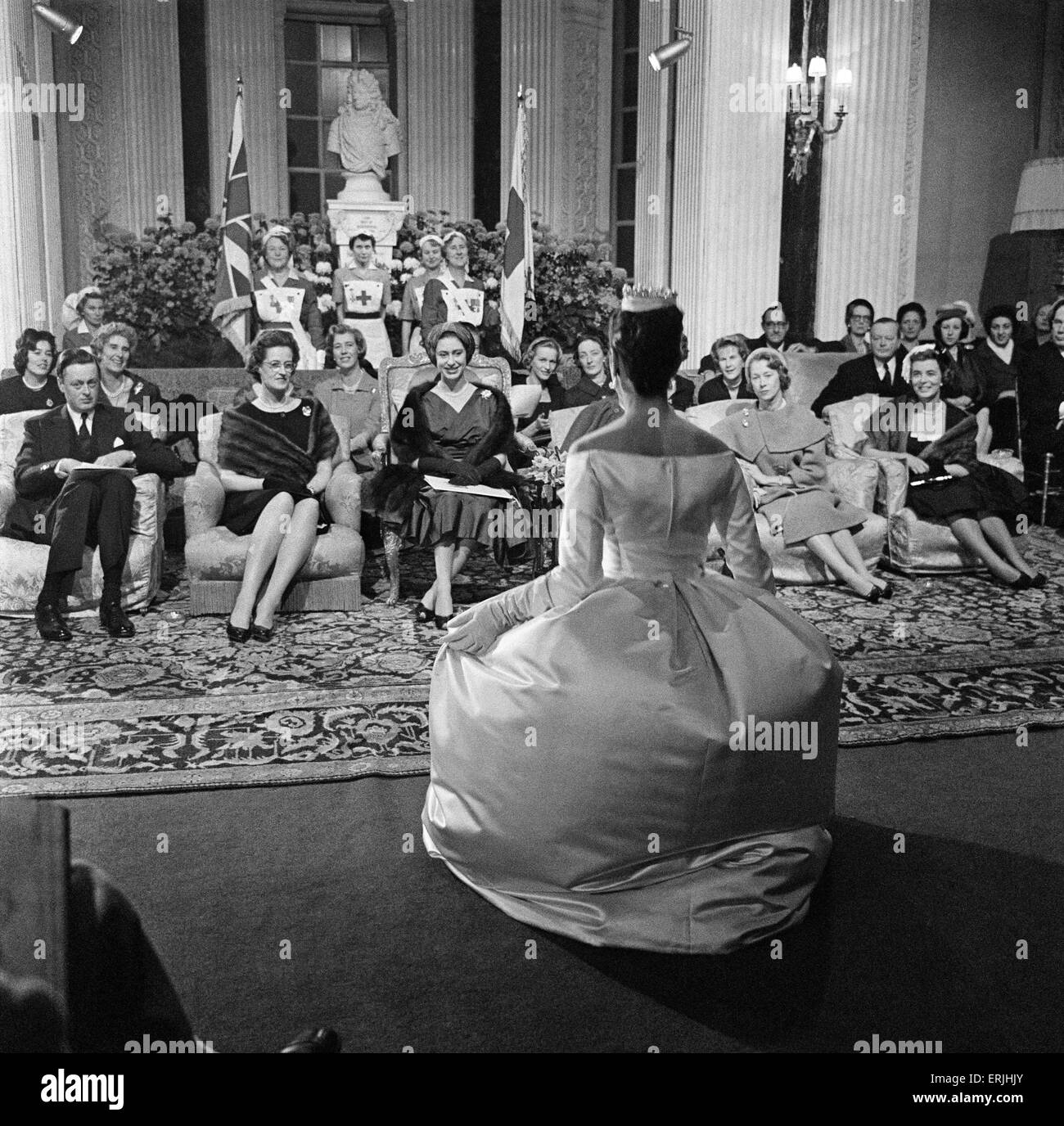 Presentazione della casa di Dior è Parigi collezione inverno a Blenheim Palace in presenza di S.A.R. la principessa Margaret. 12 Novembre 1958 Foto Stock