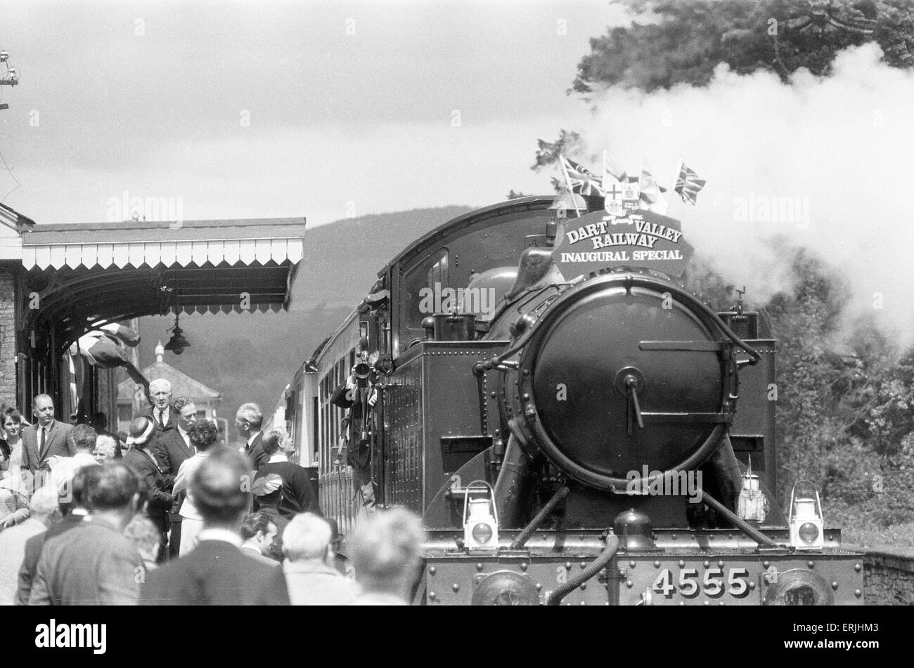 Dr Richard Beeching, Presidente della British Railways, riapre il Dart Valley Railway, South Devon Railway, 21 maggio 1969. Egli è diventato un nome familiare in Gran Bretagna nei primi anni Sessanta per la sua relazione "Il rimodellamento delle ferrovie britanniche', a cui viene comunemente fatto riferimento come 'T Foto Stock