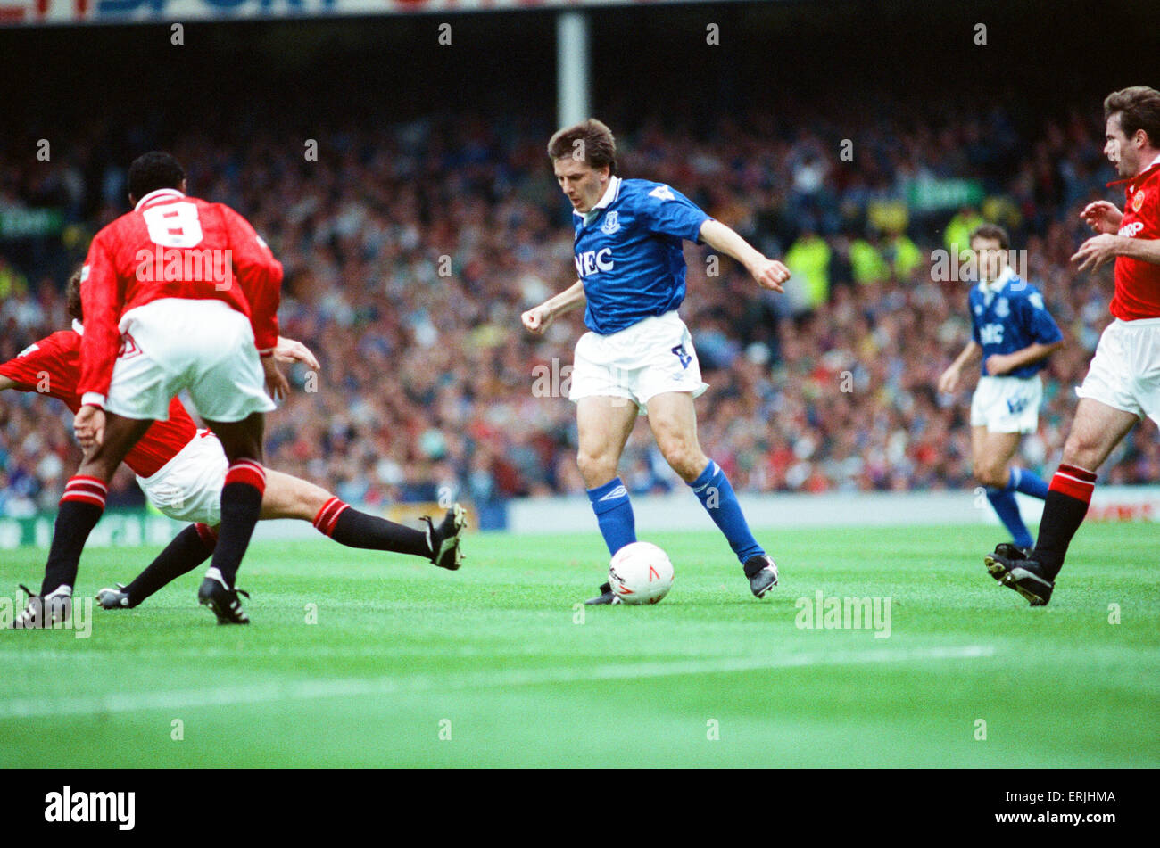Everton 0-2 Manchester United, league a Goodison Park, sabato 12 settembre 1992. Peter Beardsley, in esecuzione con la palla. Foto Stock