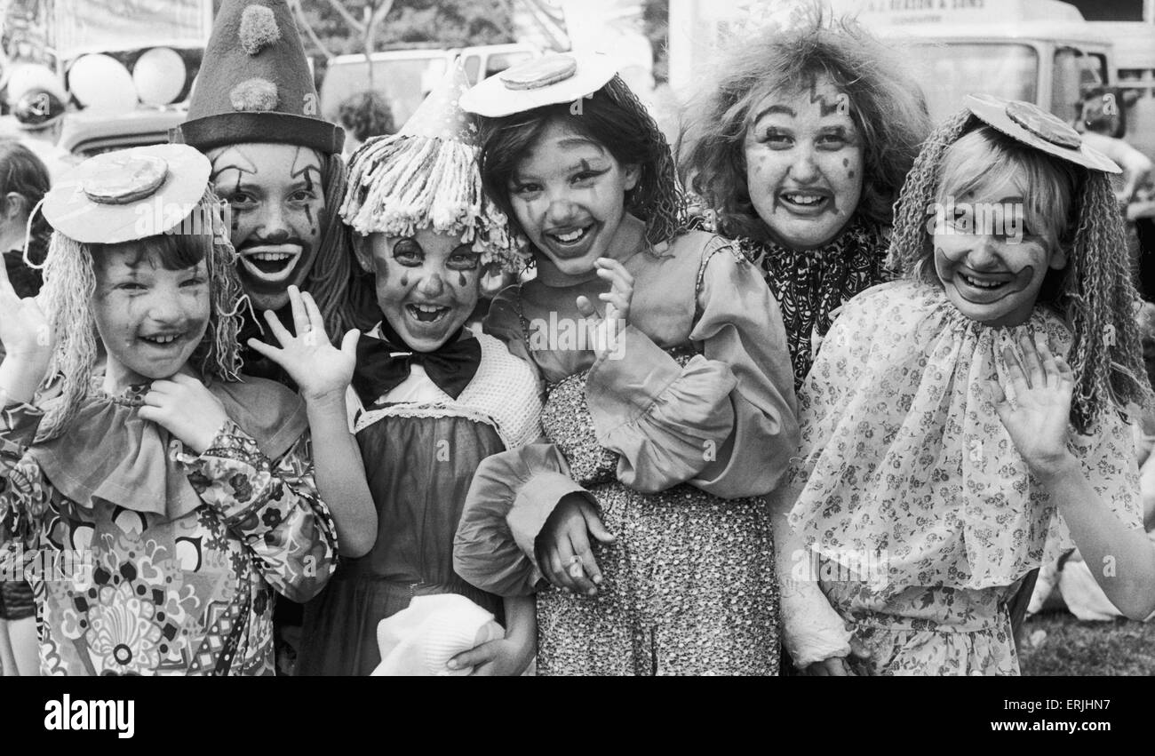 Avendo un clowning tempo: (da sinistra) Ann Marie Connor, Panagiotis Elsmore, Leanne pedaggio, Karren Jones, Sheila Holden e Karen Holden visto qui al carnevale di Coventry. 14 Giugno 1986 Foto Stock