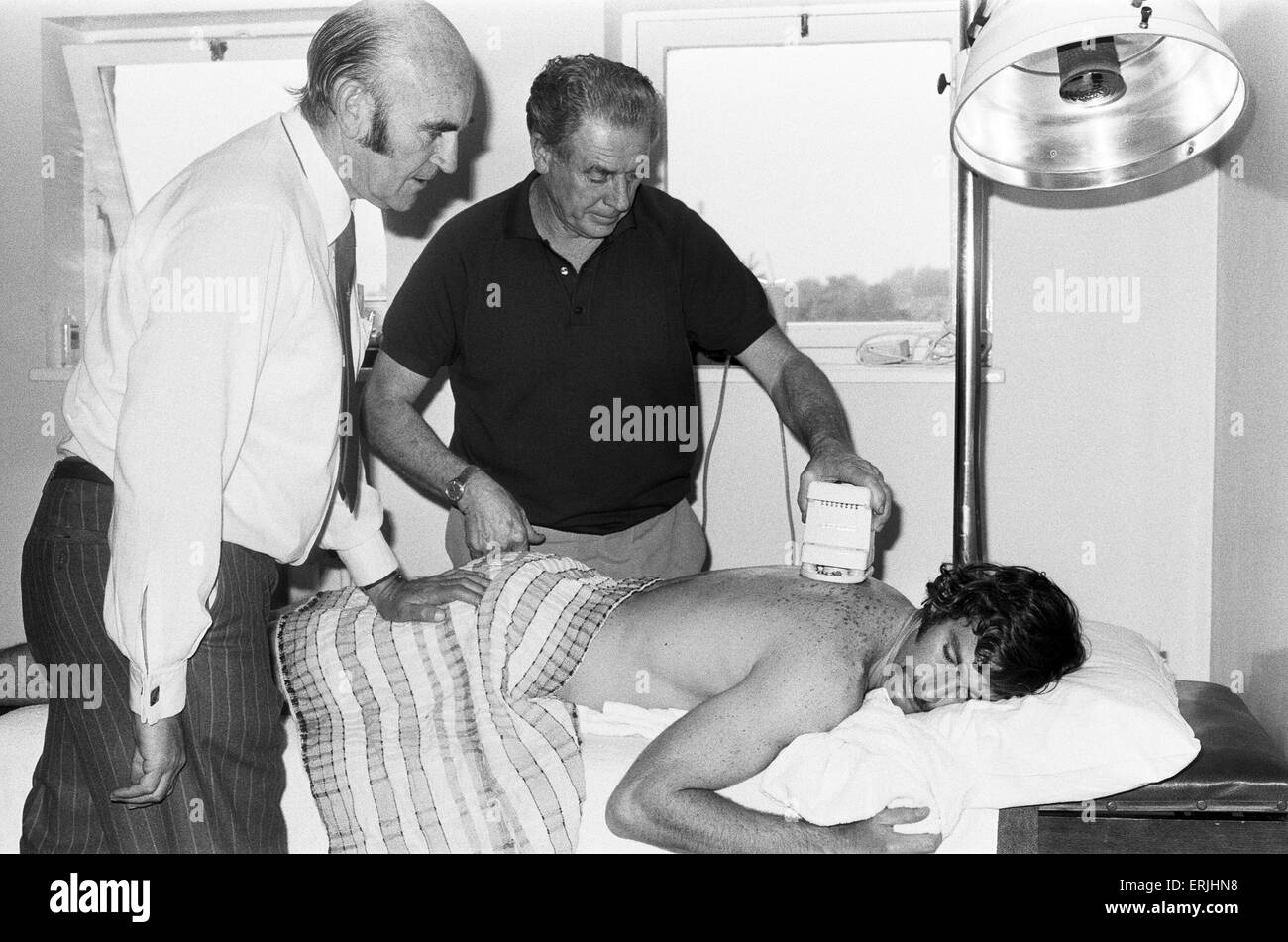 Tour Australiano della Gran Bretagna per la cenere. Primo test match a Old Trafford tra Inghilterra e Australia. Dennis Lillee riceve trattamenti di massaggio Giugno 1972. Foto Stock