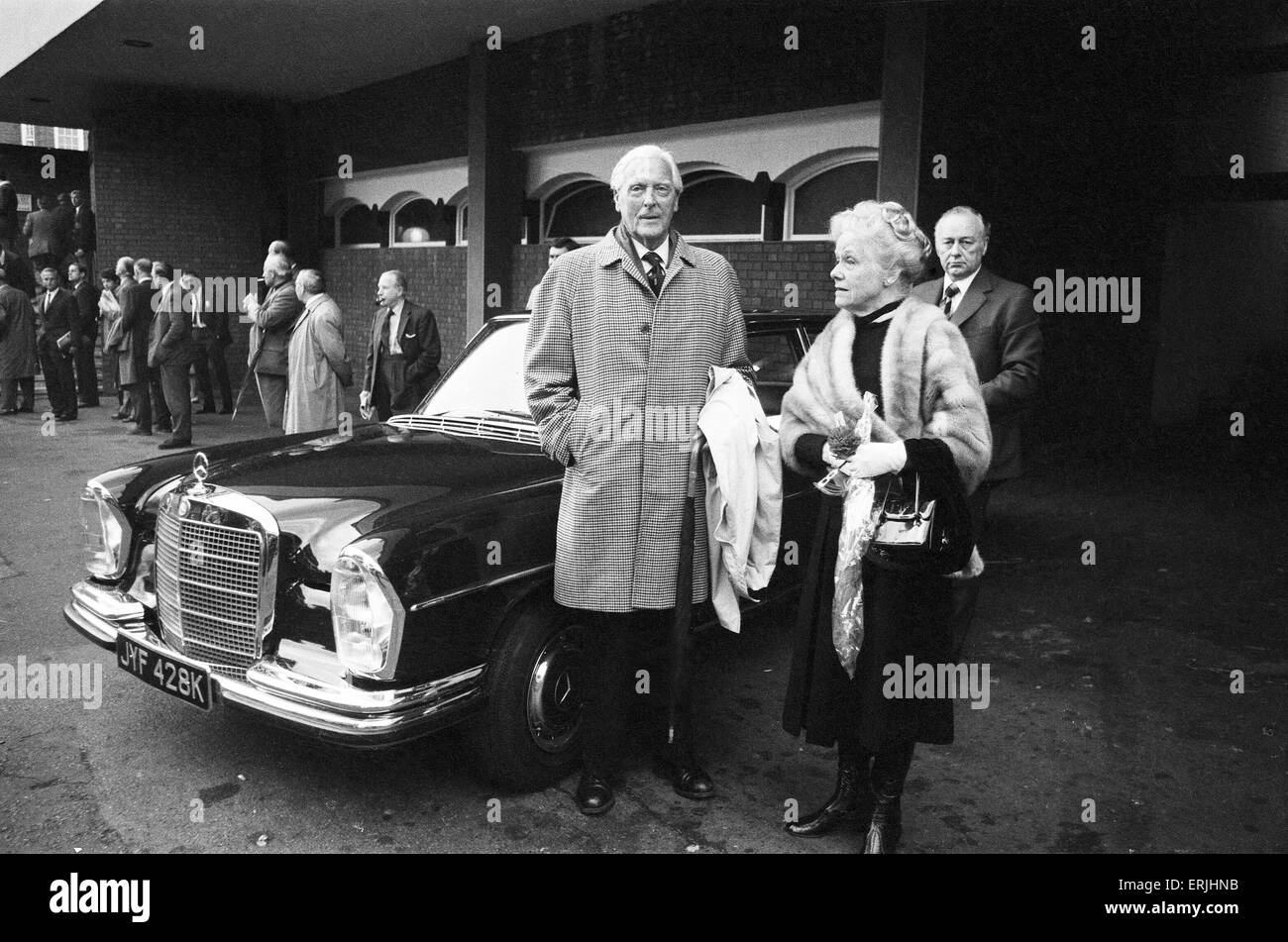 Tour Australiano della Gran Bretagna per la cenere. Prima della seconda giornata di test al Lords tra Inghilterra e Australia. Veterano Frank Woolley arrivando al Signore con la moglie. Il 22 giugno 1972. Foto Stock