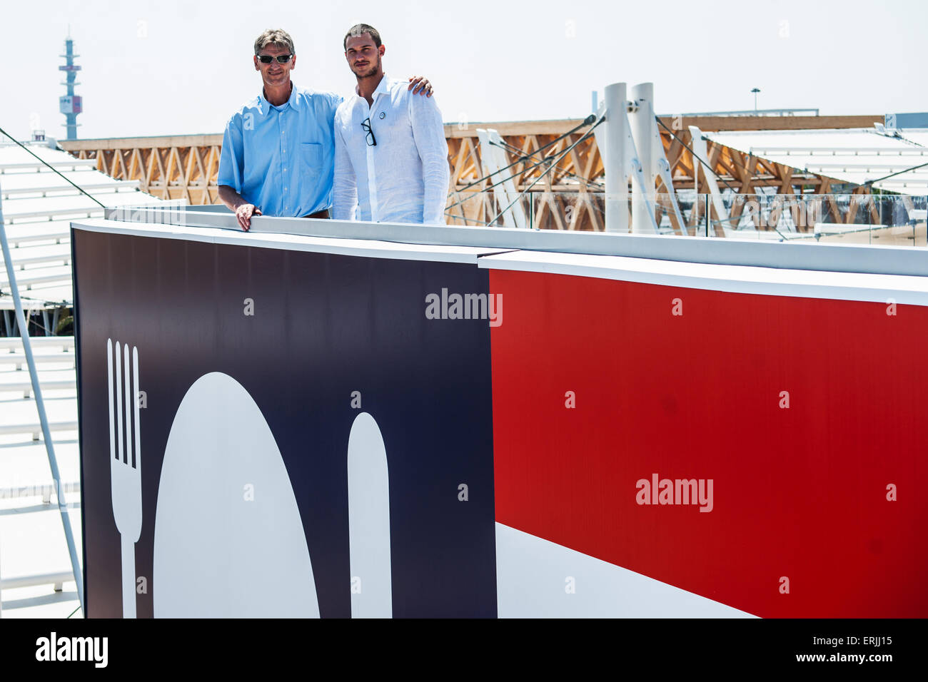 Milano, Italia. Il 3 giugno, 2015. Il cestello player Danilo Gallinari (Expo Ambasciatore), visite il Padiglione USA con i suoi genitori a EXPO 2015 Credit: Sandro Tomada/Alamy Live News Foto Stock