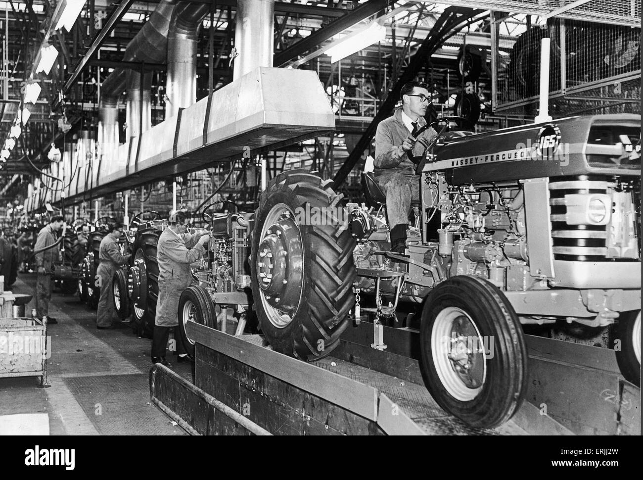 Nuovi modelli, il frutto di 5 anni di sviluppo e di pianificazione è apparso su Massey Ferguson in linee di montaggio. Il nuovo modello di trattore 165 promesse anni di produzione sostenuta. Circa 1964 Foto Stock