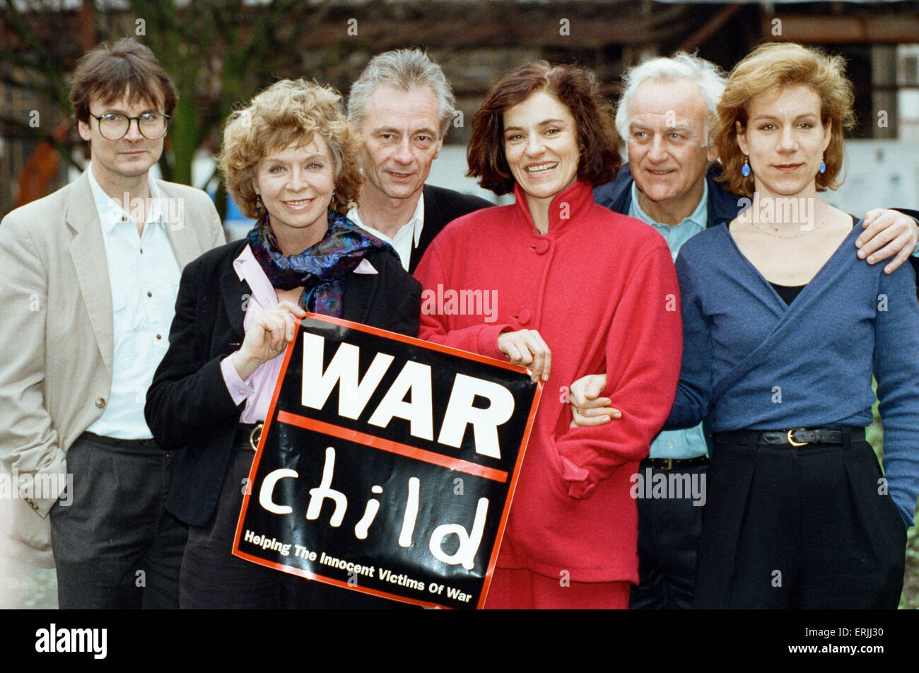 I sostenitori della guerra di carità per bambini John Shaw (secondo da destra) e Juliet Stevenson (estrema destra). War Child è stata fondata nel 1993 da British filmmaker Bill Leeson e David Wilson quando essi tornarono da catturare nella guerra nella ex Jugoslavia. Nel 1993 la prima guerra bambino convoglio con attrezzature e cibo per eseguire una panetteria mobile si è recato in ex Iugoslavia. War Child Paesi Bassi è stata fondata poco dopo nel 1994 da Willemijn Verloop quando ha incontrato la musicoterapia professor Nigel Osborne durante la guerra in Bosnia; War Child Holland programmi hanno da sempre focalizzato sull aiuto psico-sociale. War Child Foto Stock