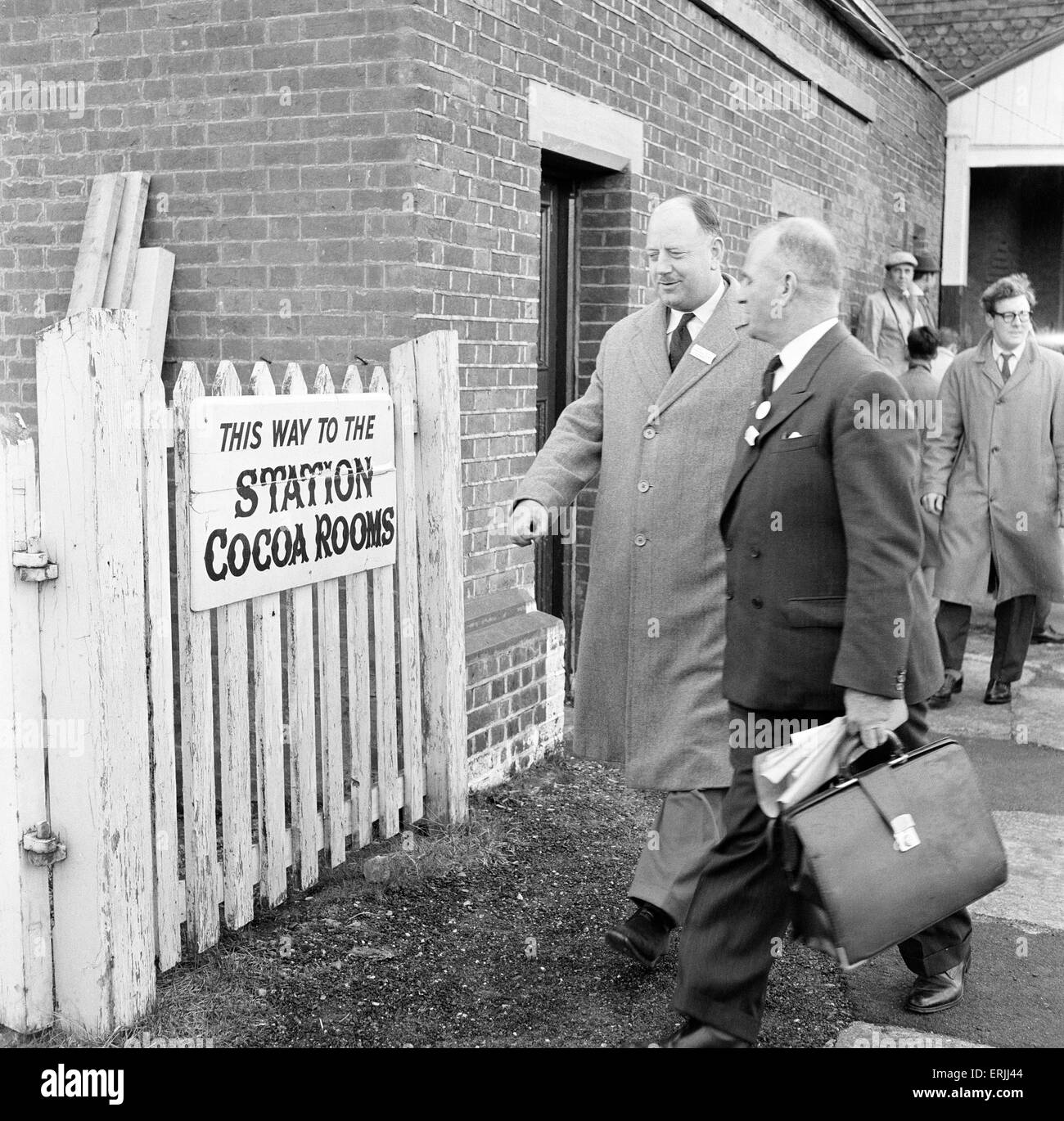 Dr Richard Beeching, Presidente della British Railways, foto-call visitando la Bluebell linea nel Sussex, Inghilterra, 1 aprile 1962. Egli è diventato un nome familiare in Gran Bretagna nei primi anni Sessanta per la sua relazione "Il rimodellamento delle ferrovie britanniche', a cui viene comunemente fatto riferimento Foto Stock