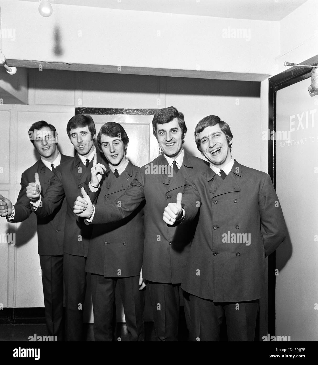La Moody Blues, dare un pollice in alto dopo aver appreso che essi sono in alto del pop, 18 gennaio 1964. Da sinistra a destra, Michael Pinder, Clint Warwick, Denny Laine, Ray Thomas e Graeme Edge. Foto Stock