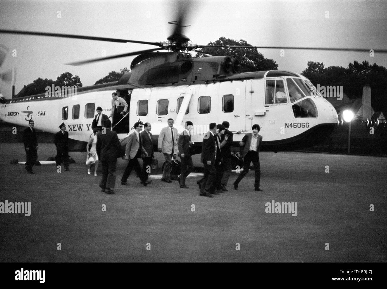 I Beatles 1964 Tour americano di Indianapolis, Indiana. I Beatles scendono dalla loro elicottero dopo aver toccato verso il basso. Il 3 settembre 1964. Foto Stock