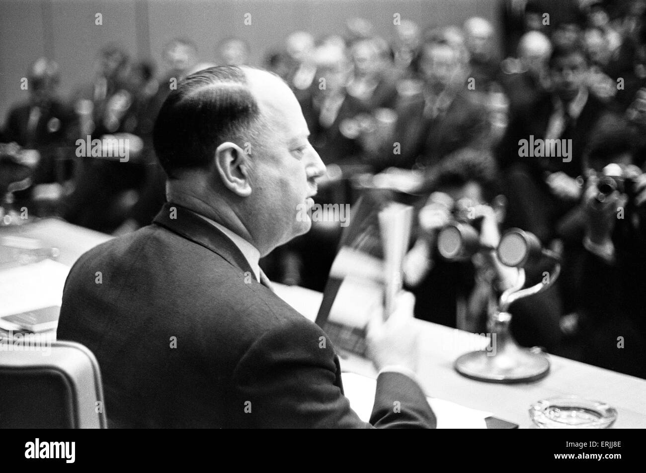 Dr Richard Beeching, Presidente della British Railways, al piano ferroviario Conferenza, dove ha presentato la sua relazione dal titolo "Il rimodellamento delle ferrovie britanniche', raffigurato il 27 marzo 1963. La relazione, comunemente denominato "Beeching Report", portato ad ampi cambiamenti nella rete ferroviaria, conosciuto popolarmente come il Beeching Ax. Foto Stock
