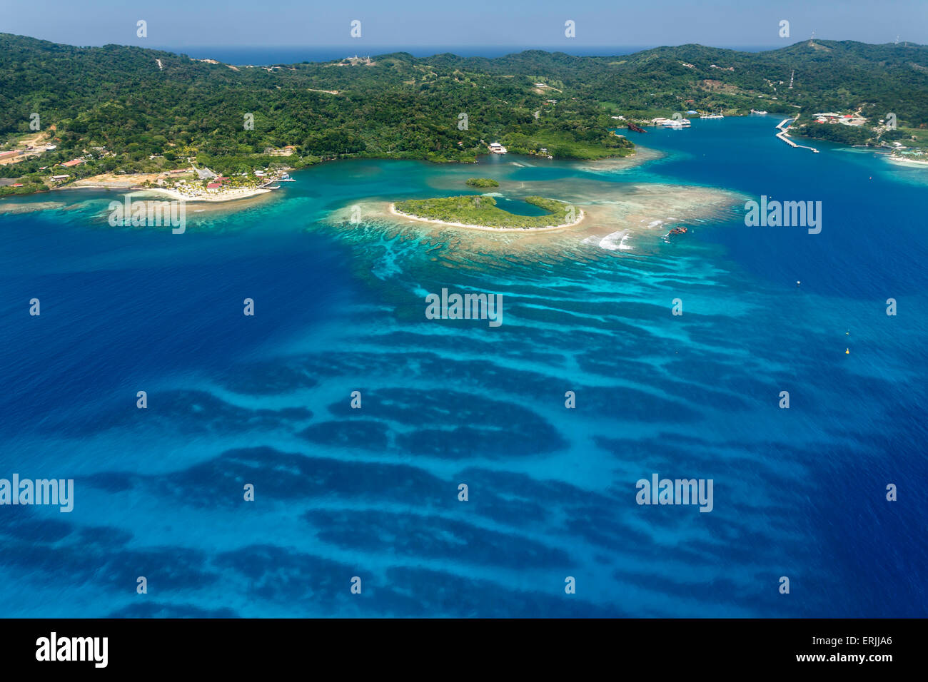 Immagine aerea del Coral reef off shore di Roatan Island in Honduras, Mar dei Caraibi Foto Stock