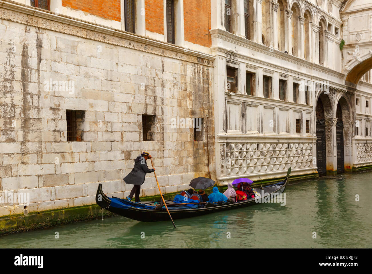 La gondola di Venezia in condizioni di tempo piovoso, Italia Foto Stock