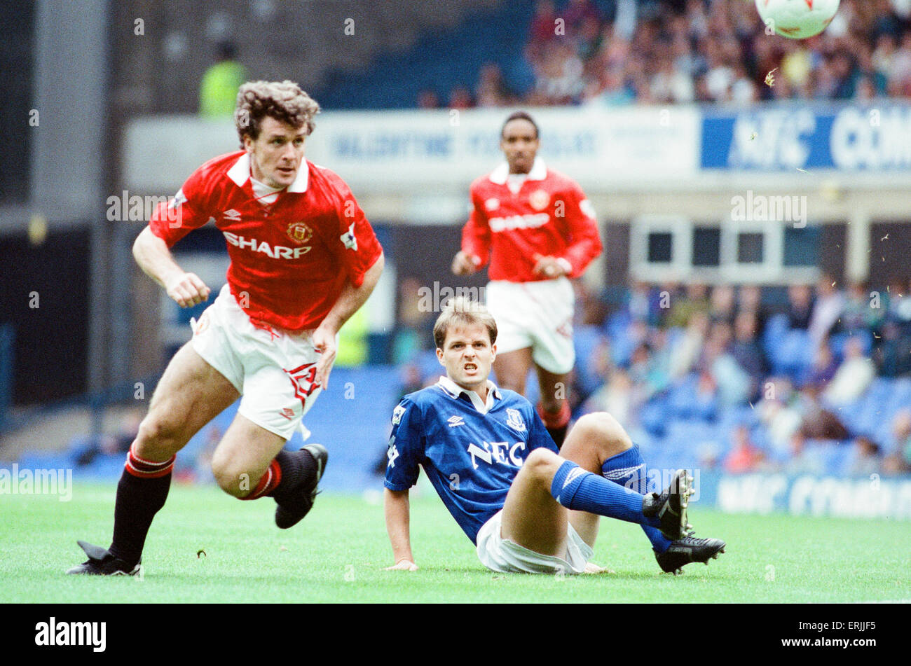 Everton 0-2 Manchester United, league a Goodison Park, sabato 12 settembre 1992. Mark Hughes e John Ebbrell. Foto Stock
