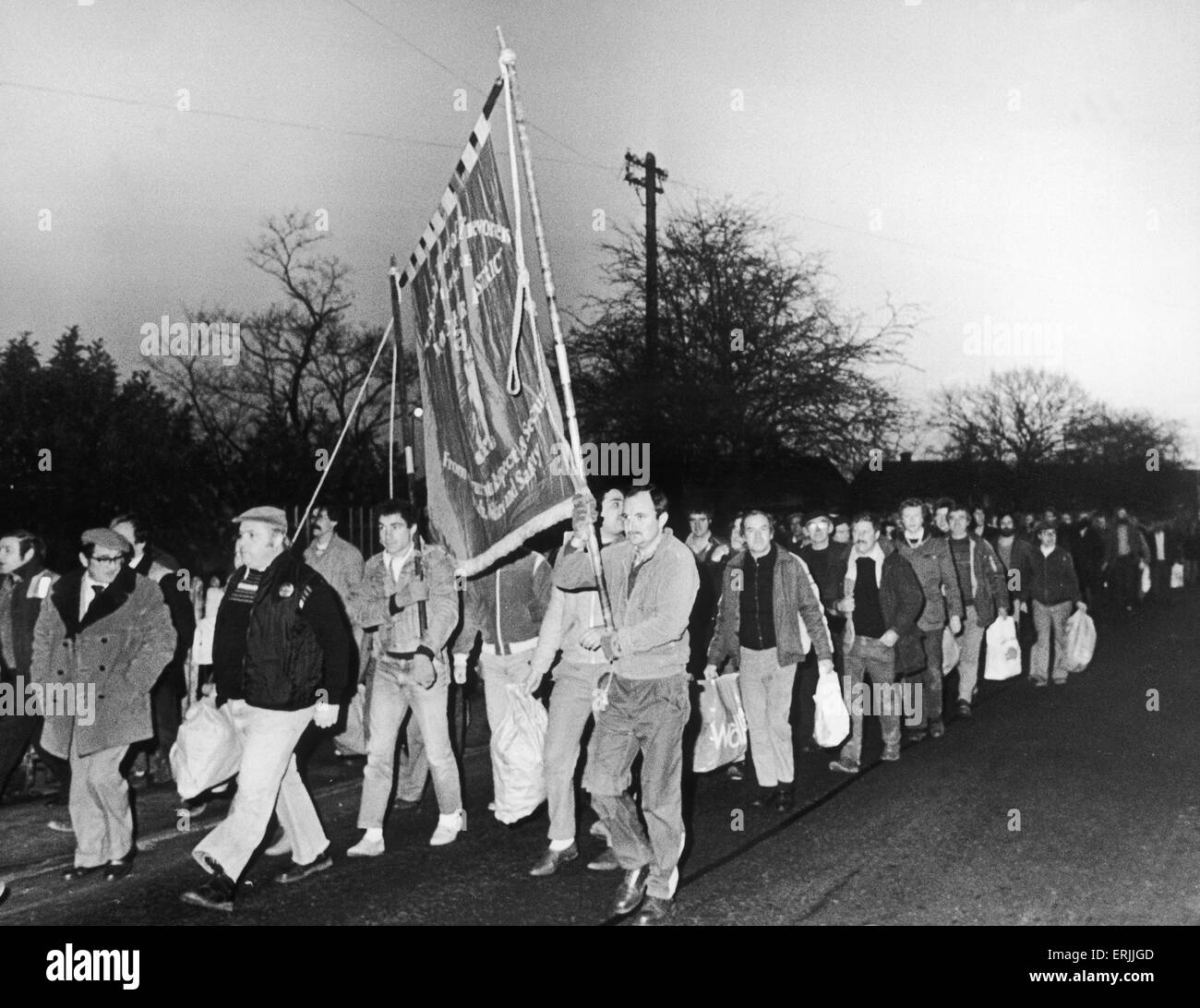 I minatori marzo torna a lavorare dietro loro sindacati banner a Coventry Colliery in seguito all'anno lungo sciopero dei minatori. Il 5 marzo 1985 Foto Stock