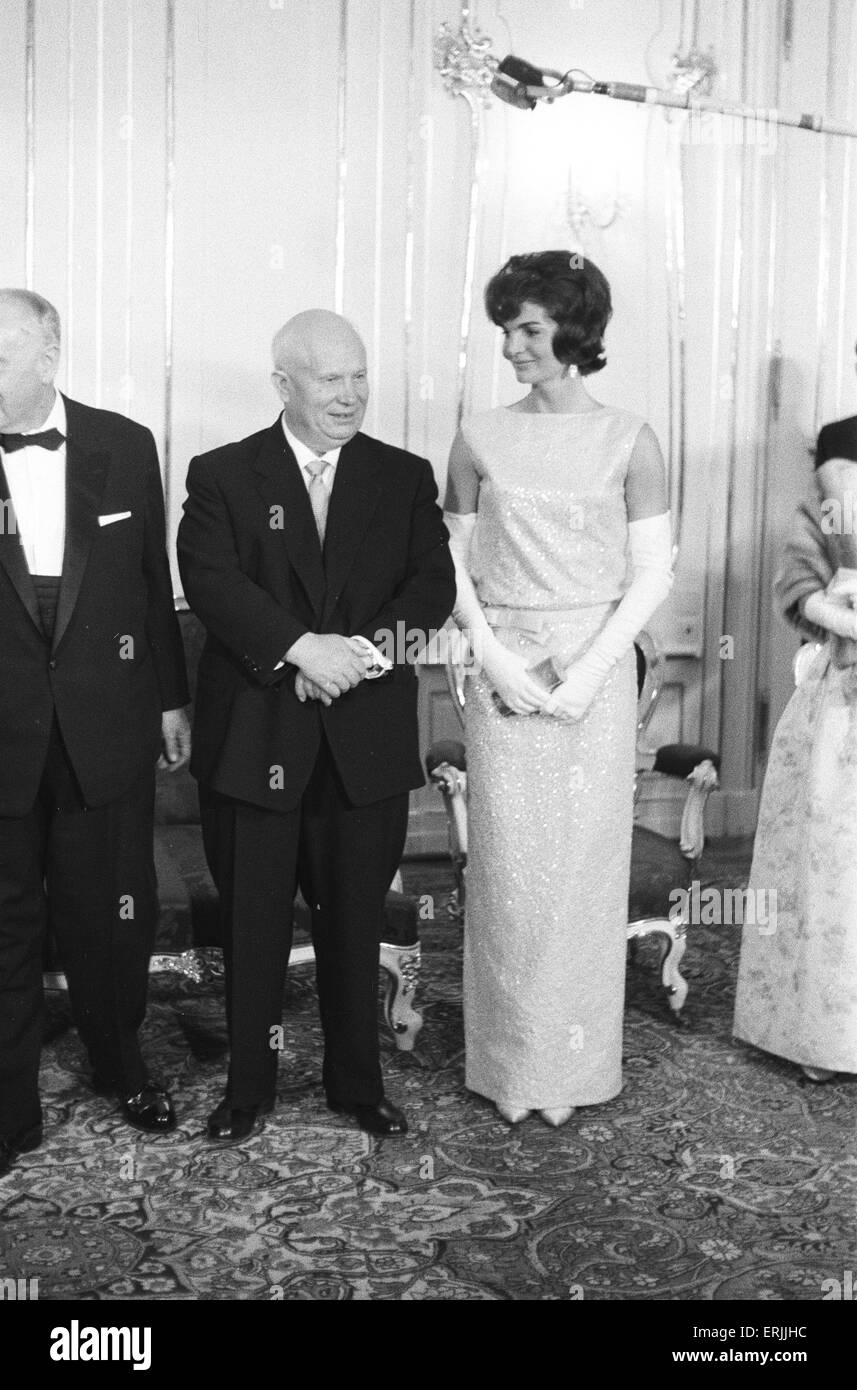 La visita del Presidente americano John F Kennedy a Vienna, Austria per colloqui con il Premier sovietico Nikita Khrushchev. Il Premier sovietico con la First Lady Jackie Kennedy. Il 3 giugno 1961. Foto Stock
