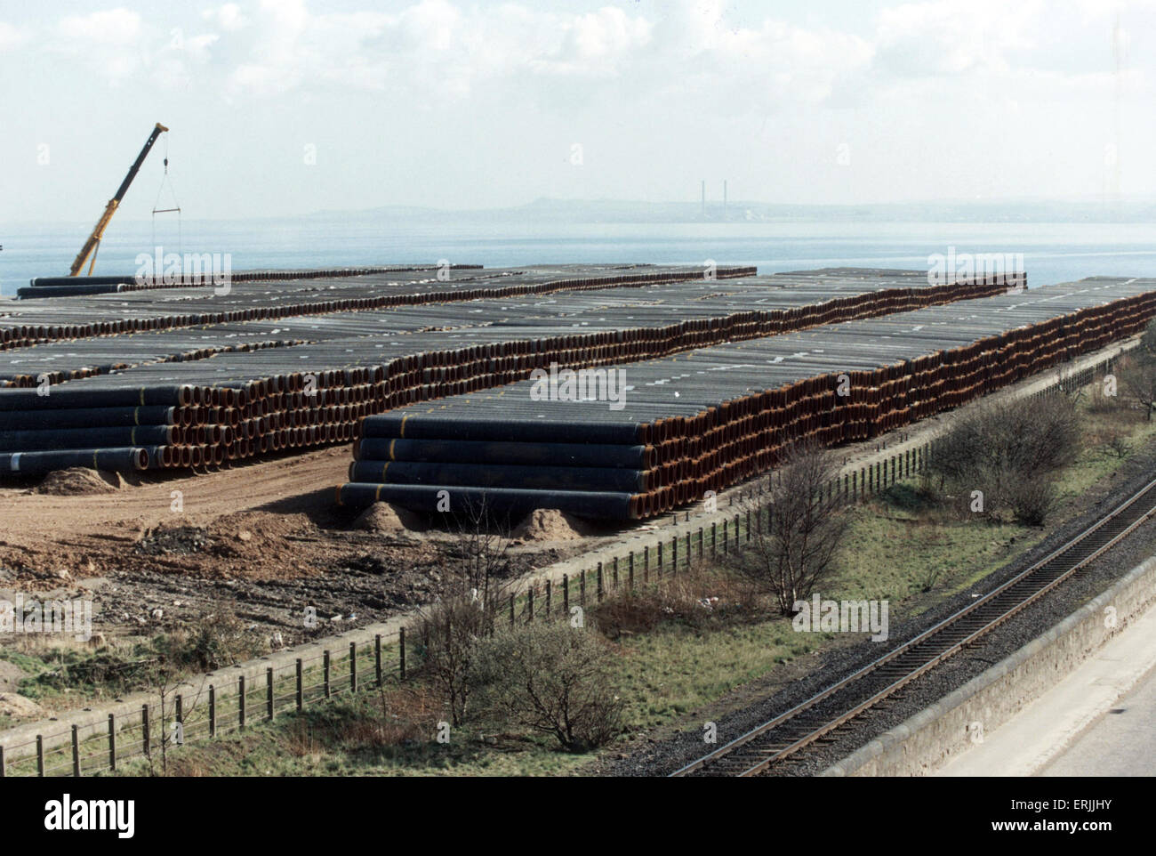 Le scorte in tubo di acciaio a Leith Docks, Edimburgo, Scozia. Il 29 marzo 1990. Foto Stock