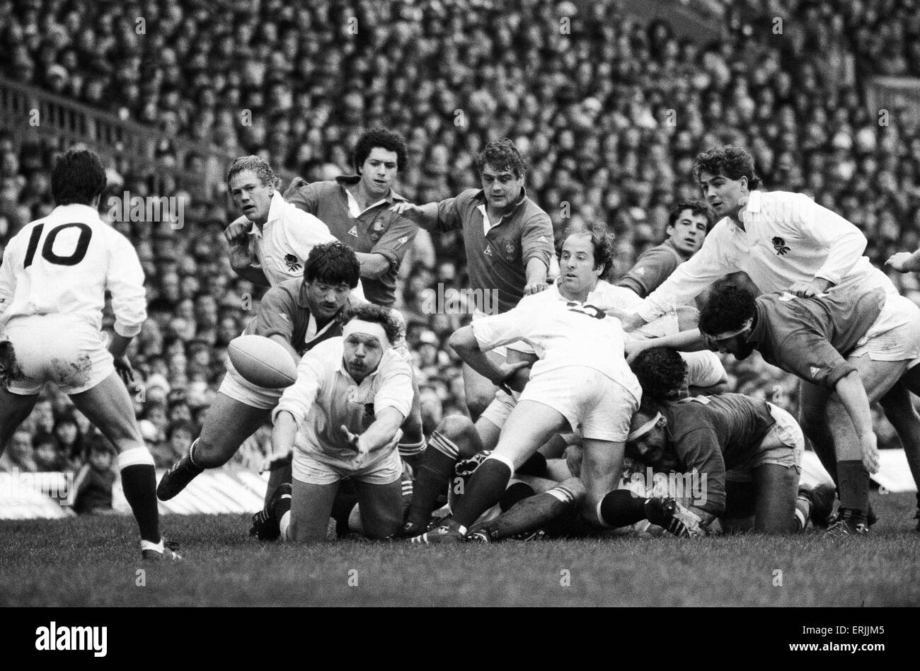 Il Rugby 5 Nazioni partita internazionale a Twickenham. Inghilterra 12 v Francia 16. Azione durante il match che coinvolgono l'Inghilterra del Bill Beaumont. Xxi Marzo 1981. Foto Stock